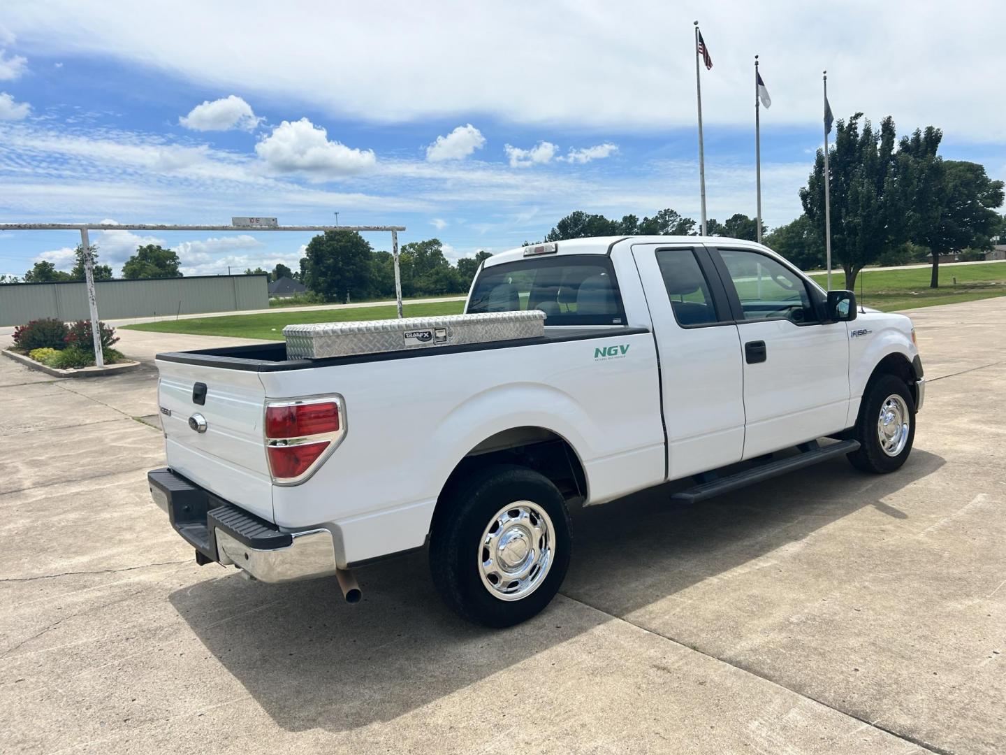 2014 White /Gray Ford F-150 (1FTEX1EM6EK) with an 3.7L V6 DOHC 24V engine, 6-Speed Automatic transmission, located at 17760 Hwy 62, Morris, OK, 74445, (918) 733-4887, 35.609104, -95.877060 - 2014 FORD F-150 XL EXTENDED CAB. 4WD 3.7L V6 BI-FUEL SYSTEM RUNS ON CNG OR GASOLINE. FEATURES KEYLESS REMOTE ENTRY, POWER LOCKS, POWER WINDOWS, AM/FM STEREO, SIRIUS XM STEREO, CD PLAYER, AUXILLARY PORT, CRUISE CONTROL, TRACTION CONTROL, MULTI-FUNCTIONING STEERING WHEEL CONTROLS, TRAILER HITCH, AND - Photo#4