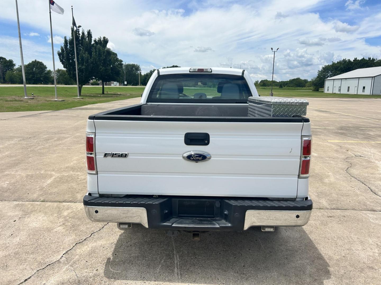 2014 White /Gray Ford F-150 (1FTEX1EM6EK) with an 3.7L V6 DOHC 24V engine, 6-Speed Automatic transmission, located at 17760 Hwy 62, Morris, OK, 74445, (918) 733-4887, 35.609104, -95.877060 - 2014 FORD F-150 XL EXTENDED CAB. 4WD 3.7L V6 BI-FUEL SYSTEM RUNS ON CNG OR GASOLINE. FEATURES KEYLESS REMOTE ENTRY, POWER LOCKS, POWER WINDOWS, AM/FM STEREO, SIRIUS XM STEREO, CD PLAYER, AUXILLARY PORT, CRUISE CONTROL, TRACTION CONTROL, MULTI-FUNCTIONING STEERING WHEEL CONTROLS, TRAILER HITCH, AND - Photo#5