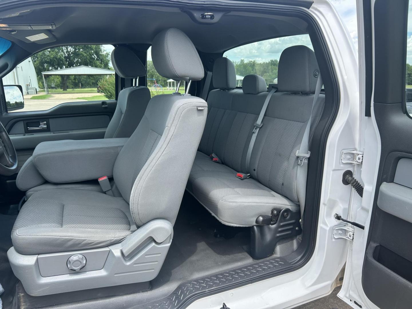 2014 White /Gray Ford F-150 (1FTEX1EM6EK) with an 3.7L V6 DOHC 24V engine, 6-Speed Automatic transmission, located at 17760 Hwy 62, Morris, OK, 74445, (918) 733-4887, 35.609104, -95.877060 - 2014 FORD F-150 XL EXTENDED CAB. 4WD 3.7L V6 BI-FUEL SYSTEM RUNS ON CNG OR GASOLINE. FEATURES KEYLESS REMOTE ENTRY, POWER LOCKS, POWER WINDOWS, AM/FM STEREO, SIRIUS XM STEREO, CD PLAYER, AUXILLARY PORT, CRUISE CONTROL, TRACTION CONTROL, MULTI-FUNCTIONING STEERING WHEEL CONTROLS, TRAILER HITCH, AND - Photo#17