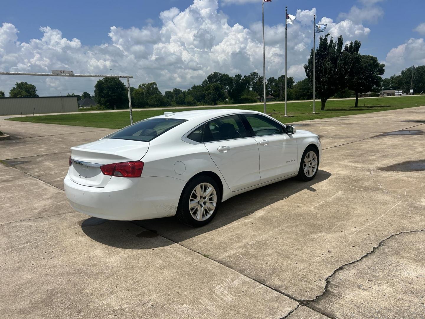 2016 White /Gray Chevrolet Impala CNG 3LT (2G1125SN9G9) with an 3.6L V6 DOHC 24V CNG engine, 6A transmission, located at 17760 Hwy 62, Morris, OK, 74445, (918) 733-4887, 35.609104, -95.877060 - 2016 CHEVY IMPALA HAS THE 3.6 V6 ENGINE AND IS FWD. THE IMPALA IS A BI-FUEL CAR THAT RUNS ON BOTH CNG (COMPRESSED NATUAL GAS) OR GASOLINE. THIS CAR FEATURES KEYLESS REMOTE START, KEYLESS REMOTE ENTRY, POWER LOCKS, POWER WINDOWS, POWER SEATS, POWER MIRRORS, AM/FM STEREO, CLOTH SEATS, DUAL CLIMATE CON - Photo#4