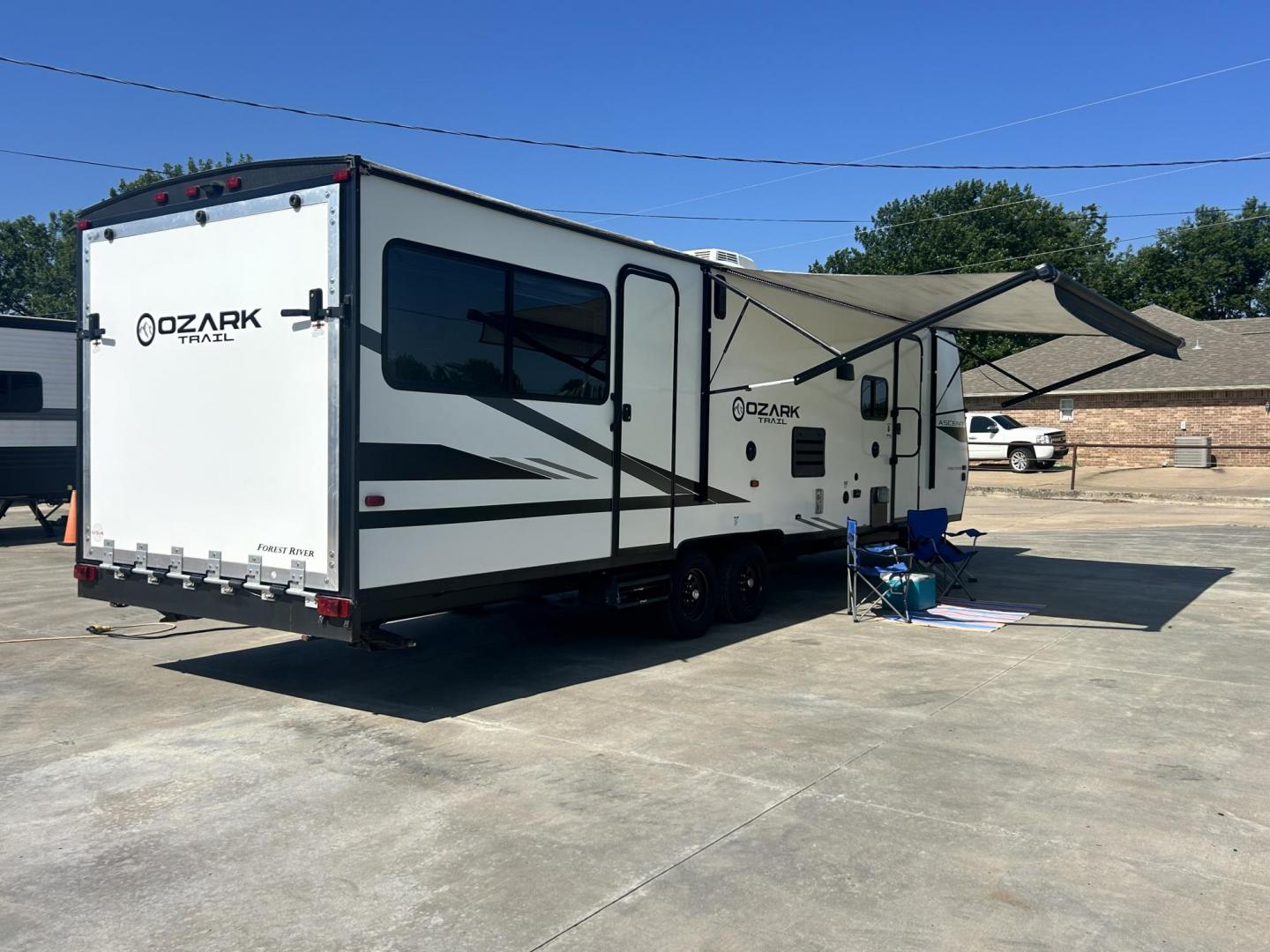 2020 WHITE Forest River OZARK TRAIL 2700THX 2700THX (4X4TZKC27LY) , located at 17760 Hwy 62, Morris, OK, 74445, 35.609104, -95.877060 - CAMPING SEASON IS HERE CHECK OUT THIS 2020 FOREST RIVER OZARK TRAIL 2700THX TOY HAULER 31FT OVERALL WITH 15FT POWER AWNING. IN THE FRONT IS THE QUEEN SIZE BED WITH STORAGE UNDER THE BED, OVERHEAD CABINET, AND WARDROBE CLOSET. IN THE LIVING AND KITCHEN AREA IS A U-SHAPED DINETTE THAT FOLDS DOWN FOR A - Photo#2