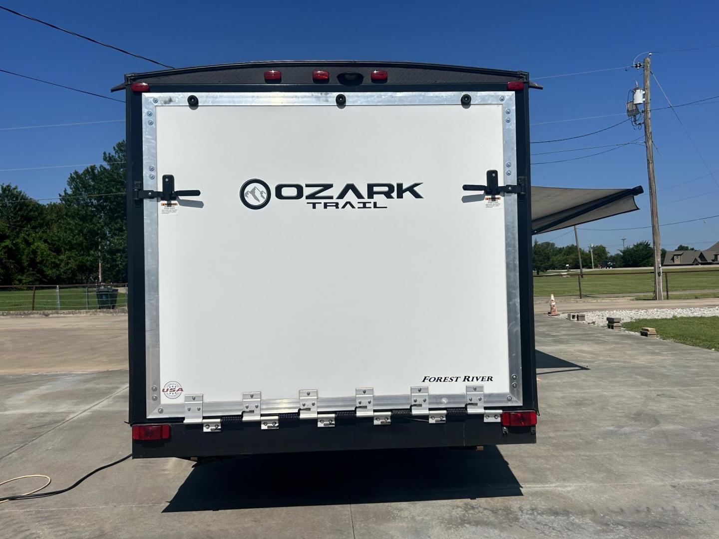 2020 WHITE Forest River OZARK TRAIL 2700THX 2700THX (4X4TZKC27LY) , located at 17760 Hwy 62, Morris, OK, 74445, 35.609104, -95.877060 - CAMPING SEASON IS HERE CHECK OUT THIS 2020 FOREST RIVER OZARK TRAIL 2700THX TOY HAULER 31FT OVERALL WITH 15FT POWER AWNING. IN THE FRONT IS THE QUEEN SIZE BED WITH STORAGE UNDER THE BED, OVERHEAD CABINET, AND WARDROBE CLOSET. IN THE LIVING AND KITCHEN AREA IS A U-SHAPED DINETTE THAT FOLDS DOWN FOR A - Photo#3