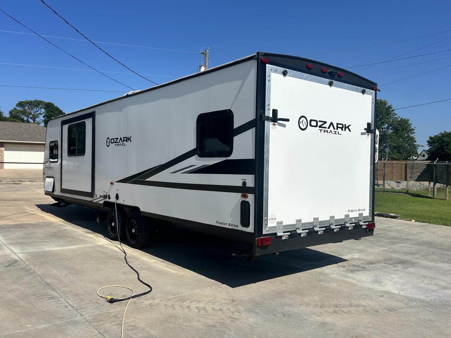 2020 WHITE Forest River OZARK TRAIL 2700THX 2700THX (4X4TZKC27LY) , located at 17760 Hwy 62, Morris, OK, 74445, 35.609104, -95.877060 - CAMPING SEASON IS HERE CHECK OUT THIS 2020 FOREST RIVER OZARK TRAIL 2700THX TOY HAULER 31FT OVERALL WITH 15FT POWER AWNING. IN THE FRONT IS THE QUEEN SIZE BED WITH STORAGE UNDER THE BED, OVERHEAD CABINET, AND WARDROBE CLOSET. IN THE LIVING AND KITCHEN AREA IS A U-SHAPED DINETTE THAT FOLDS DOWN FOR A - Photo#4