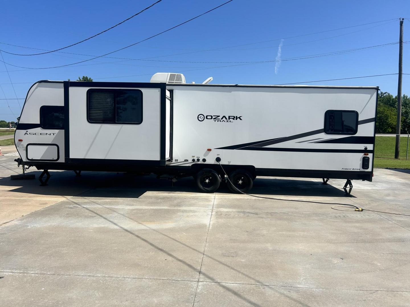 2020 WHITE Forest River OZARK TRAIL 2700THX 2700THX (4X4TZKC27LY) , located at 17760 Hwy 62, Morris, OK, 74445, 35.609104, -95.877060 - CAMPING SEASON IS HERE CHECK OUT THIS 2020 FOREST RIVER OZARK TRAIL 2700THX TOY HAULER 31FT OVERALL WITH 15FT POWER AWNING. IN THE FRONT IS THE QUEEN SIZE BED WITH STORAGE UNDER THE BED, OVERHEAD CABINET, AND WARDROBE CLOSET. IN THE LIVING AND KITCHEN AREA IS A U-SHAPED DINETTE THAT FOLDS DOWN FOR A - Photo#5