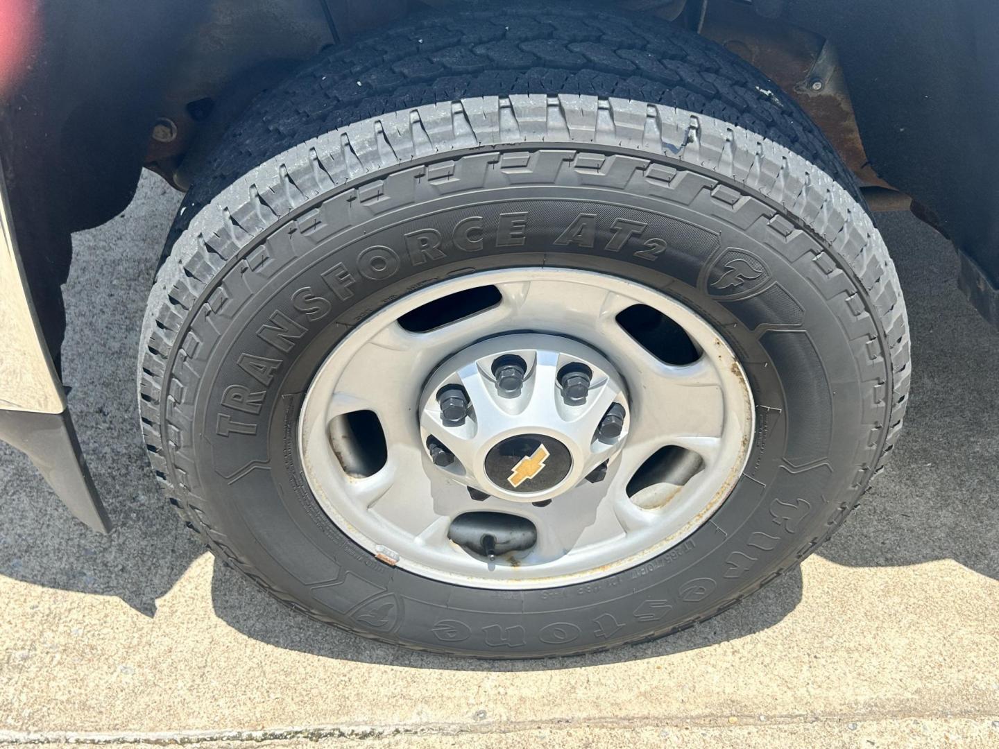 2017 WHITE /Gray Chevrolet Silverado 2500HD Work Truck Double Cab 2WD (1GC2CUEG1HZ) with an 6.0L V8 OHV 16V FFV engine, 6A transmission, located at 17760 Hwy 62, Morris, OK, 74445, (918) 733-4887, 35.609104, -95.877060 - 2017 CHEVY SILVERADO 2500 HD HAS THE 6.0L V8 AND IS 2WD. IT FEATURES POWER LOCKS, POWER WINDOWS, MANUAL SEATS, LEATHER INTERIOR, NO BACK SEAT REMOVED FOR WORK SHELVING, AM/FM RADIO, BACKUP CAMERA, TRACTION CONTOL, TRAILER BRAKES, TOOL BED, AND HITCH. IT RUNS ON CNG (COMPRESSED NATURAL GAS) A PREMIE - Photo#23