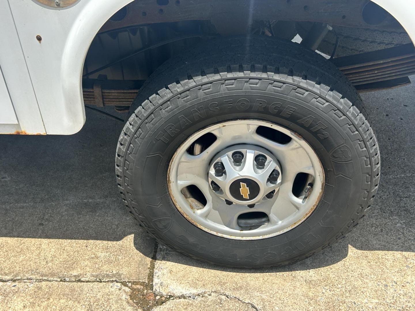 2017 WHITE /Gray Chevrolet Silverado 2500HD Work Truck Double Cab 2WD (1GC2CUEG1HZ) with an 6.0L V8 OHV 16V FFV engine, 6A transmission, located at 17760 Hwy 62, Morris, OK, 74445, (918) 733-4887, 35.609104, -95.877060 - 2017 CHEVY SILVERADO 2500 HD HAS THE 6.0L V8 AND IS 2WD. IT FEATURES POWER LOCKS, POWER WINDOWS, MANUAL SEATS, LEATHER INTERIOR, NO BACK SEAT REMOVED FOR WORK SHELVING, AM/FM RADIO, BACKUP CAMERA, TRACTION CONTOL, TRAILER BRAKES, TOOL BED, AND HITCH. IT RUNS ON CNG (COMPRESSED NATURAL GAS) A PREMIE - Photo#26