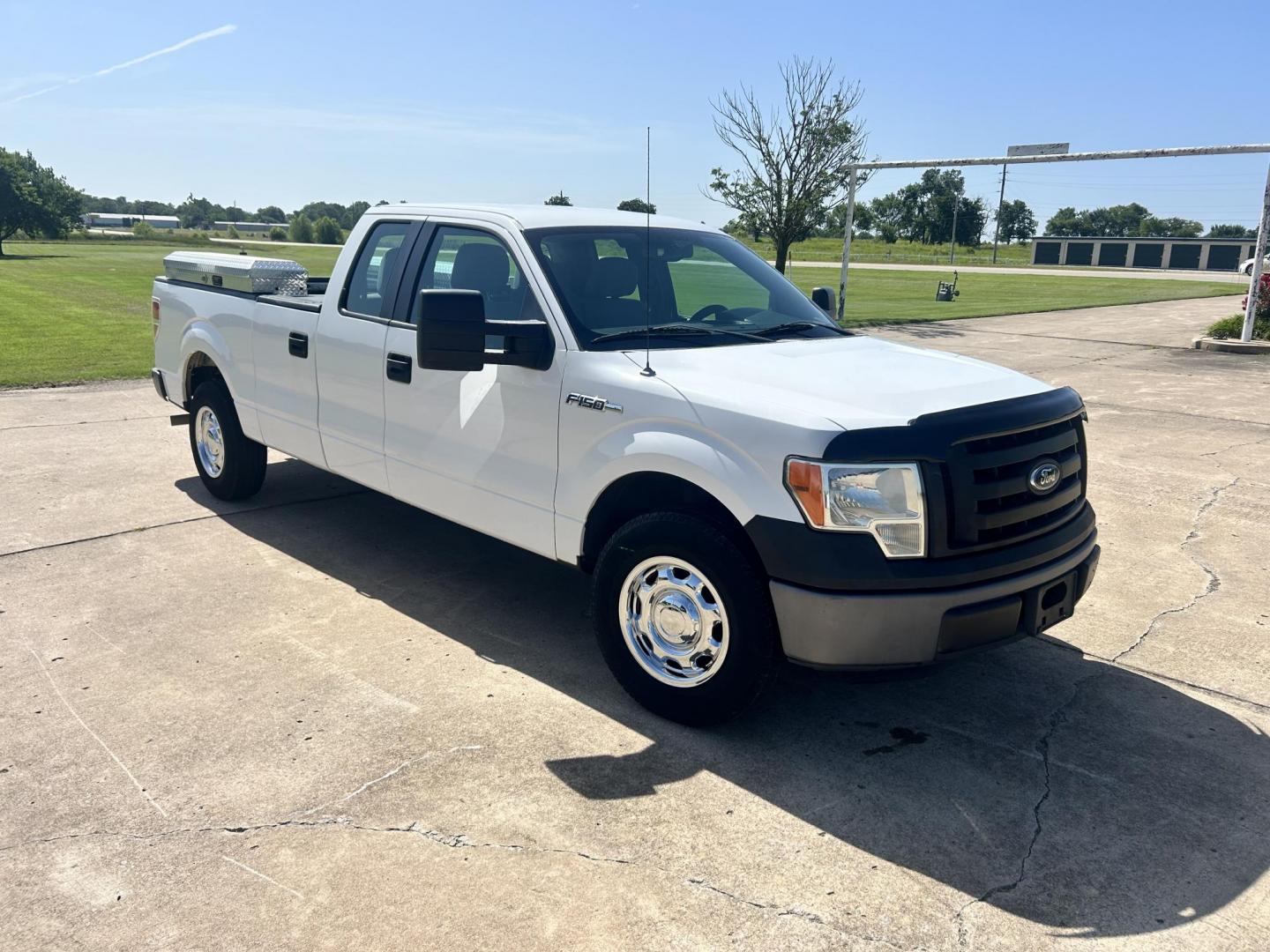 2012 WHITE /Gray Ford F-150 XL (1FTVX1CF1CK) with an 5.0L V8 engine, 6-Speed Automatic transmission, located at 17760 Hwy 62, Morris, OK, 74445, (918) 733-4887, 35.609104, -95.877060 - 2012 FORD F-150 HAS THE 5.0L V8 AND IS 2WD. FEATURES POWER LOCKS, POWER WINDOWS, POWER MIRRORS, AM/FM STEREO, SIRIUS STEREO CD PLAYER, AUXILLARY PORT, CRUISE CONTROL, TRACTION CONTROL, MULTI-FUNCTION STEERING CONTROL, BED LINER, TOOL BOXES, TRAILER BRAKES AND TRAILER HITCH. A PREMIER ALTERNATIVE FUE - Photo#2
