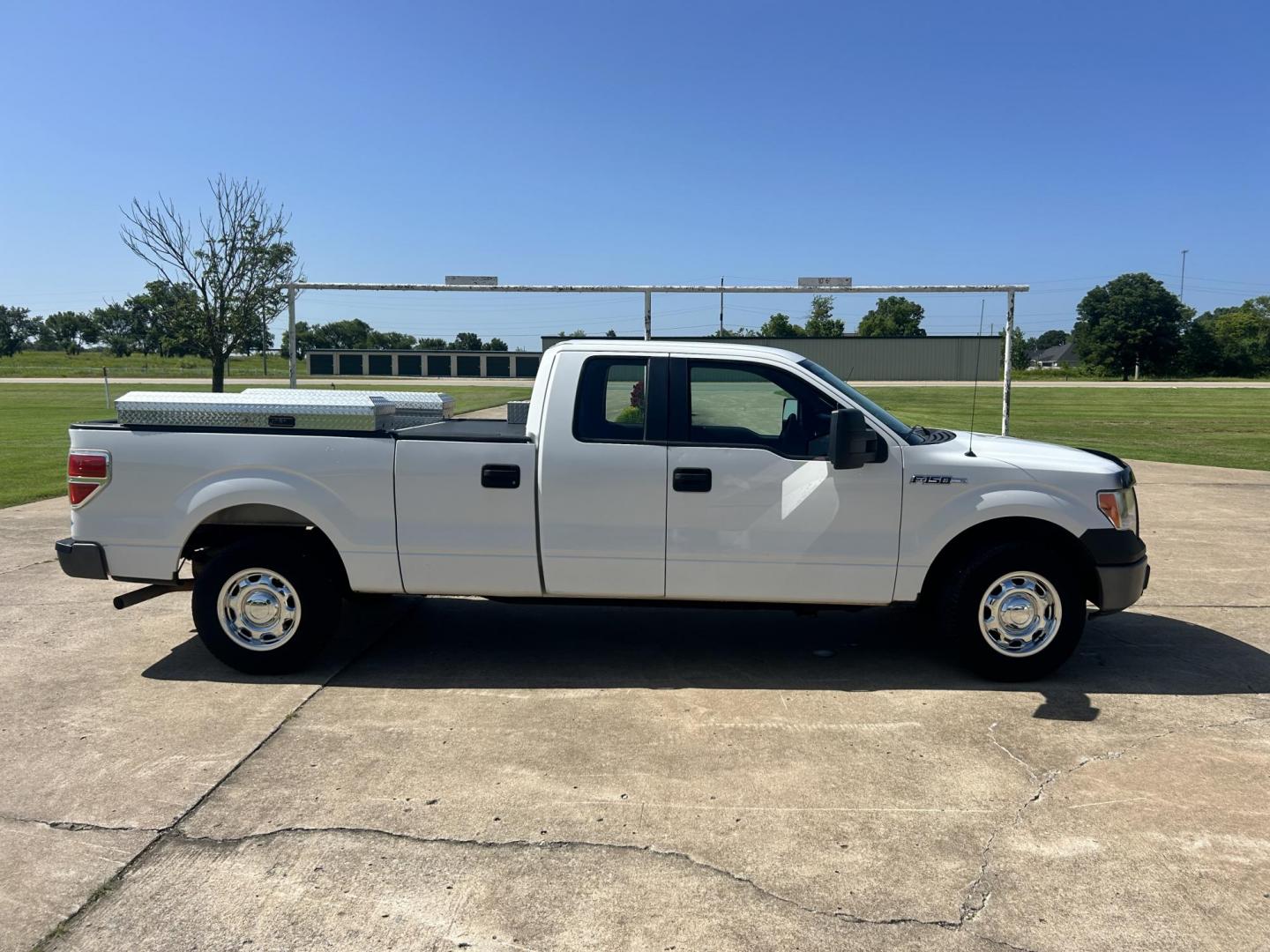 2012 WHITE /Gray Ford F-150 XL (1FTVX1CF1CK) with an 5.0L V8 engine, 6-Speed Automatic transmission, located at 17760 Hwy 62, Morris, OK, 74445, (918) 733-4887, 35.609104, -95.877060 - 2012 FORD F-150 HAS THE 5.0L V8 AND IS 2WD. FEATURES POWER LOCKS, POWER WINDOWS, POWER MIRRORS, AM/FM STEREO, SIRIUS STEREO CD PLAYER, AUXILLARY PORT, CRUISE CONTROL, TRACTION CONTROL, MULTI-FUNCTION STEERING CONTROL, BED LINER, TOOL BOXES, TRAILER BRAKES AND TRAILER HITCH. A PREMIER ALTERNATIVE FUE - Photo#3