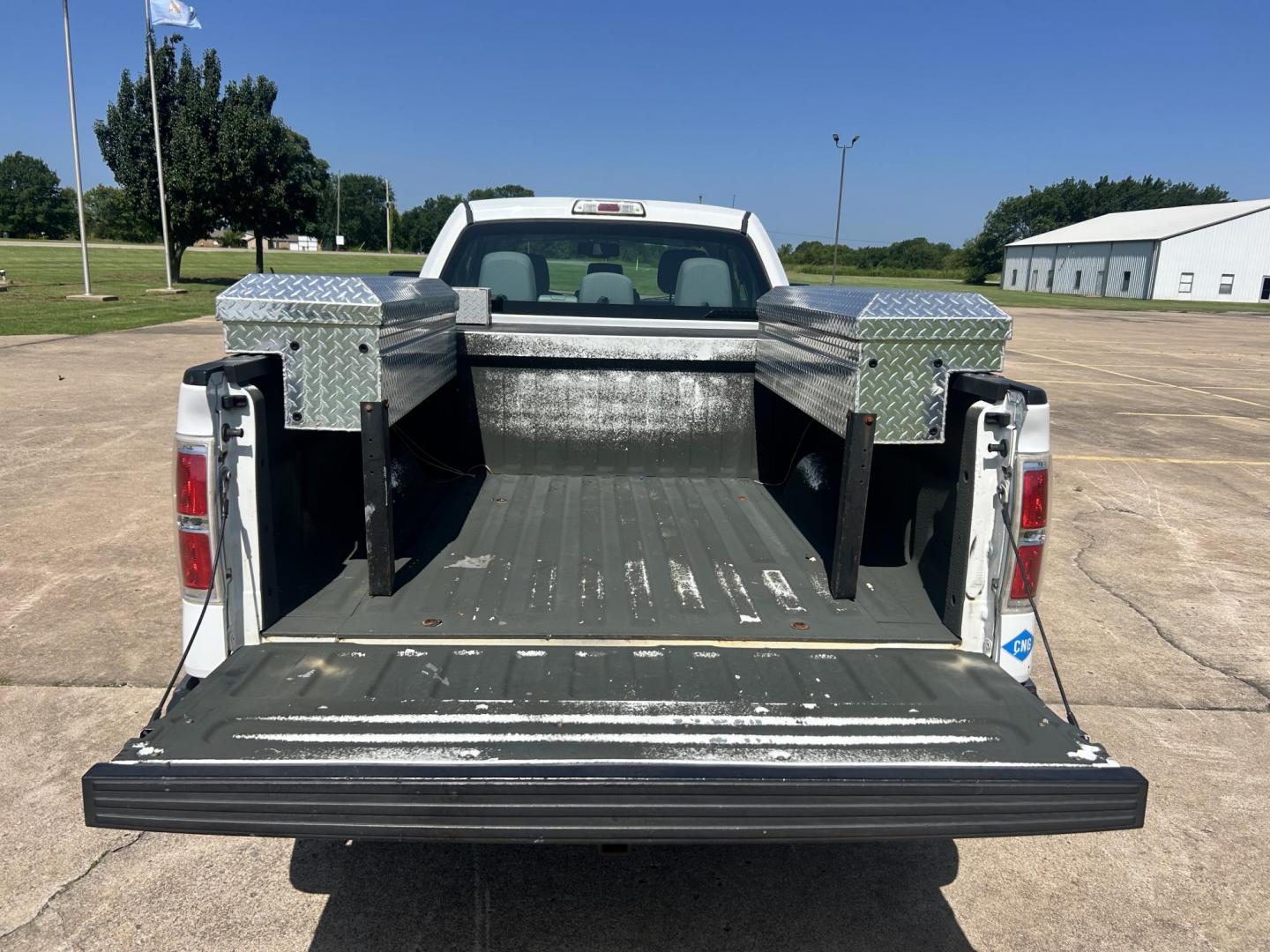 2012 WHITE /Gray Ford F-150 XL (1FTVX1CF1CK) with an 5.0L V8 engine, 6-Speed Automatic transmission, located at 17760 Hwy 62, Morris, OK, 74445, (918) 733-4887, 35.609104, -95.877060 - 2012 FORD F-150 HAS THE 5.0L V8 AND IS 2WD. FEATURES POWER LOCKS, POWER WINDOWS, POWER MIRRORS, AM/FM STEREO, SIRIUS STEREO CD PLAYER, AUXILLARY PORT, CRUISE CONTROL, TRACTION CONTROL, MULTI-FUNCTION STEERING CONTROL, BED LINER, TOOL BOXES, TRAILER BRAKES AND TRAILER HITCH. A PREMIER ALTERNATIVE FUE - Photo#18