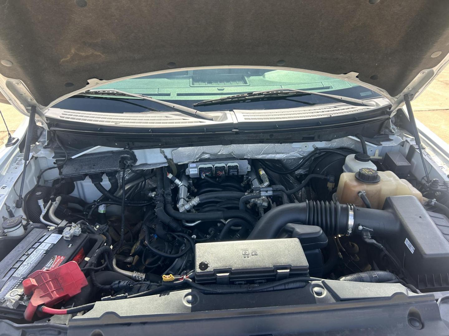 2012 WHITE /Gray Ford F-150 XL (1FTVX1CF1CK) with an 5.0L V8 engine, 6-Speed Automatic transmission, located at 17760 Hwy 62, Morris, OK, 74445, (918) 733-4887, 35.609104, -95.877060 - 2012 FORD F-150 HAS THE 5.0L V8 AND IS 2WD. FEATURES POWER LOCKS, POWER WINDOWS, POWER MIRRORS, AM/FM STEREO, SIRIUS STEREO CD PLAYER, AUXILLARY PORT, CRUISE CONTROL, TRACTION CONTROL, MULTI-FUNCTION STEERING CONTROL, BED LINER, TOOL BOXES, TRAILER BRAKES AND TRAILER HITCH. A PREMIER ALTERNATIVE FUE - Photo#24