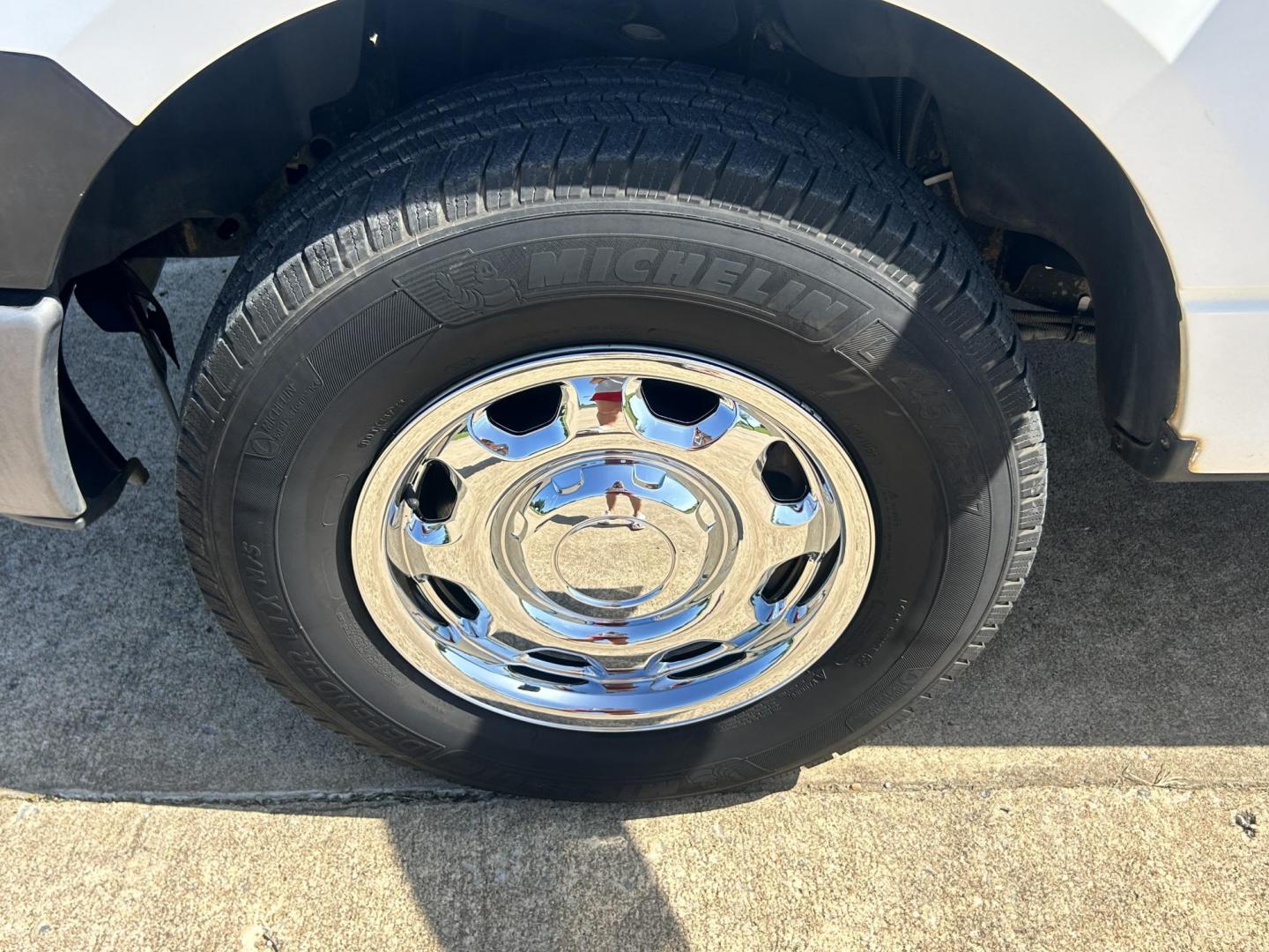 2012 WHITE /Gray Ford F-150 XL (1FTVX1CF1CK) with an 5.0L V8 engine, 6-Speed Automatic transmission, located at 17760 Hwy 62, Morris, OK, 74445, (918) 733-4887, 35.609104, -95.877060 - 2012 FORD F-150 HAS THE 5.0L V8 AND IS 2WD. FEATURES POWER LOCKS, POWER WINDOWS, POWER MIRRORS, AM/FM STEREO, SIRIUS STEREO CD PLAYER, AUXILLARY PORT, CRUISE CONTROL, TRACTION CONTROL, MULTI-FUNCTION STEERING CONTROL, BED LINER, TOOL BOXES, TRAILER BRAKES AND TRAILER HITCH. A PREMIER ALTERNATIVE FUE - Photo#29