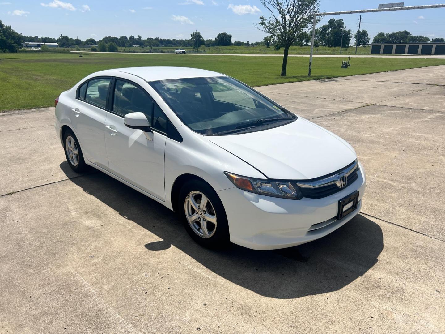 2012 WHITE /Gray Honda Civic CNG Sedan 5-Speed AT (19XFB5F59CE) with an 1.8L L4 SOHC 16V CNG engine, 5-Speed Automatic transmission, located at 17760 Hwy 62, Morris, OK, 74445, (918) 733-4887, 35.609104, -95.877060 - 2012 HONDA CIVIC DEDICATED CNG HAS A 1.8L 4 CYLINDER ENGINE AND IS FWD. HAS KEYLESS REMOTE ENTRY, MANUAL SEATS, POWER LOCKS, POWER MIRRORS, POWER WINDOWS. HAS AM/FM RADIO, CD PLAYER, BLUETOOTH HANDS-FREE CALLING, AUX PORT, USB PORT, CRUISE CONTROL, AND TRACTION CONTROL. 41,890 MILES. 195/65R15 TIRES - Photo#2