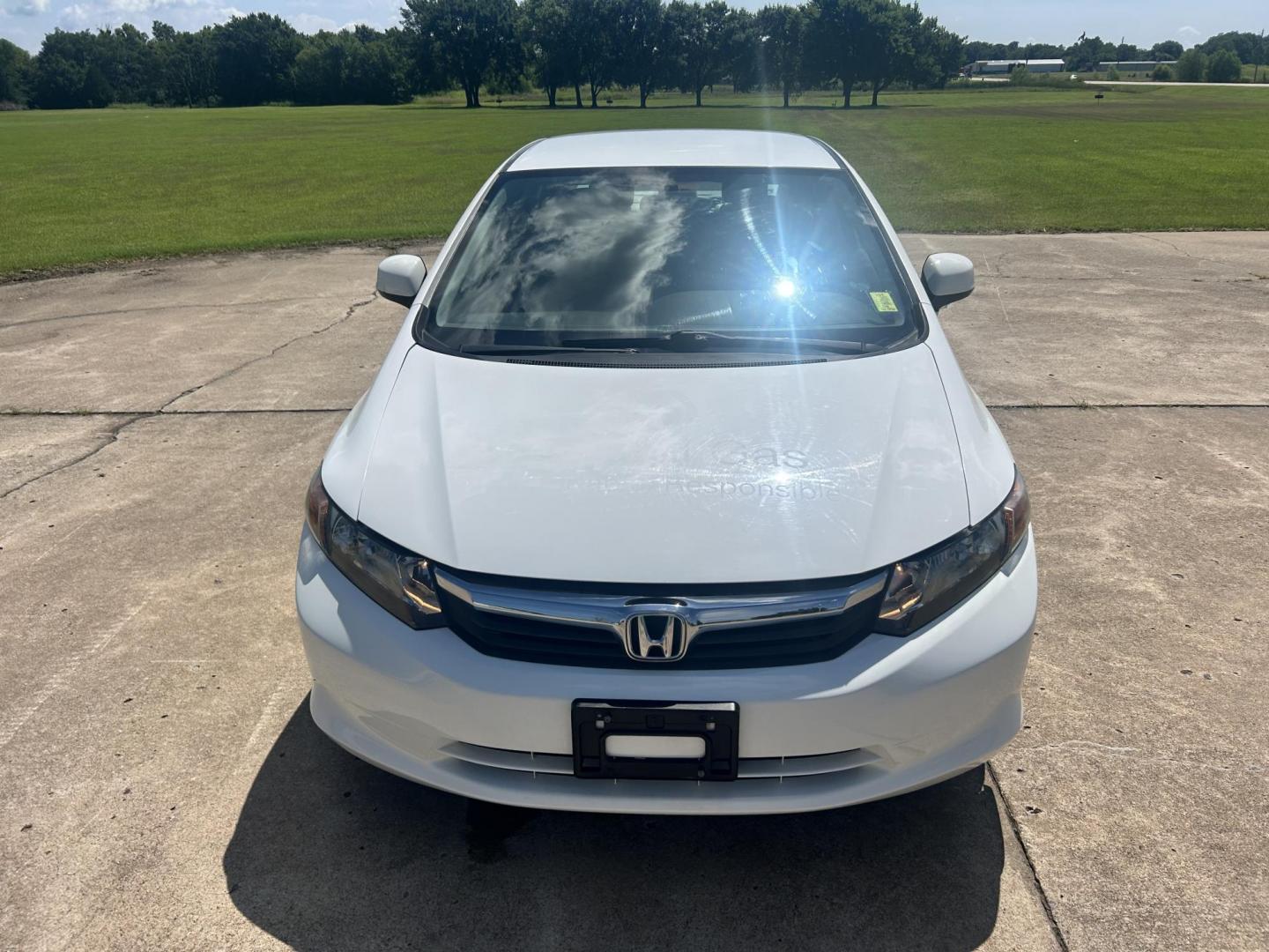 2012 WHITE /Gray Honda Civic CNG Sedan 5-Speed AT (19XFB5F59CE) with an 1.8L L4 SOHC 16V CNG engine, 5-Speed Automatic transmission, located at 17760 Hwy 62, Morris, OK, 74445, (918) 733-4887, 35.609104, -95.877060 - 2012 HONDA CIVIC DEDICATED CNG HAS A 1.8L 4 CYLINDER ENGINE AND IS FWD. HAS KEYLESS REMOTE ENTRY, MANUAL SEATS, POWER LOCKS, POWER MIRRORS, POWER WINDOWS. HAS AM/FM RADIO, CD PLAYER, BLUETOOTH HANDS-FREE CALLING, AUX PORT, USB PORT, CRUISE CONTROL, AND TRACTION CONTROL. 41,890 MILES. 195/65R15 TIRES - Photo#1