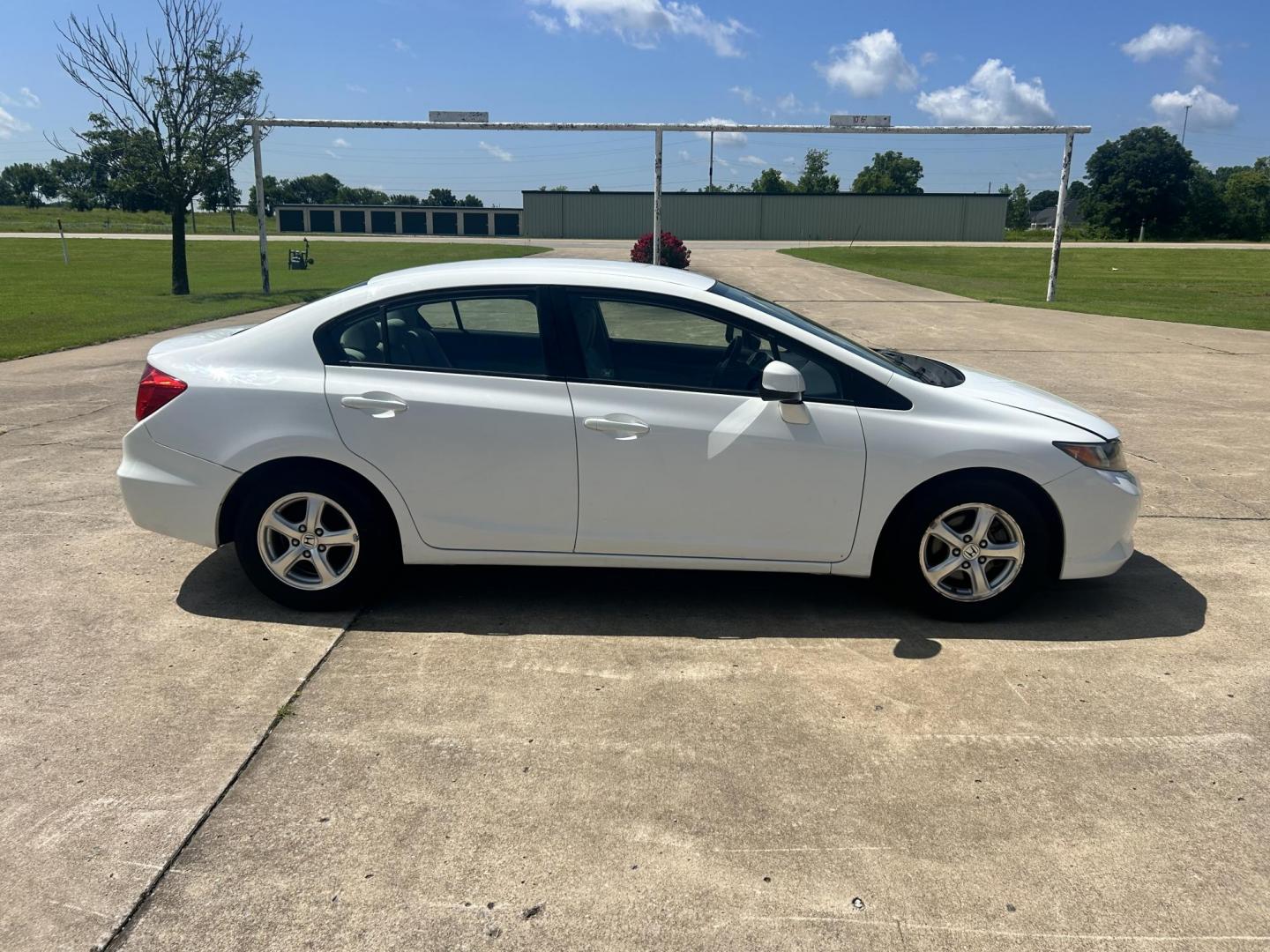 2012 WHITE /Gray Honda Civic CNG Sedan 5-Speed AT (19XFB5F59CE) with an 1.8L L4 SOHC 16V CNG engine, 5-Speed Automatic transmission, located at 17760 Hwy 62, Morris, OK, 74445, (918) 733-4887, 35.609104, -95.877060 - 2012 HONDA CIVIC DEDICATED CNG HAS A 1.8L 4 CYLINDER ENGINE AND IS FWD. HAS KEYLESS REMOTE ENTRY, MANUAL SEATS, POWER LOCKS, POWER MIRRORS, POWER WINDOWS. HAS AM/FM RADIO, CD PLAYER, BLUETOOTH HANDS-FREE CALLING, AUX PORT, USB PORT, CRUISE CONTROL, AND TRACTION CONTROL. 41,890 MILES. 195/65R15 TIRES - Photo#3
