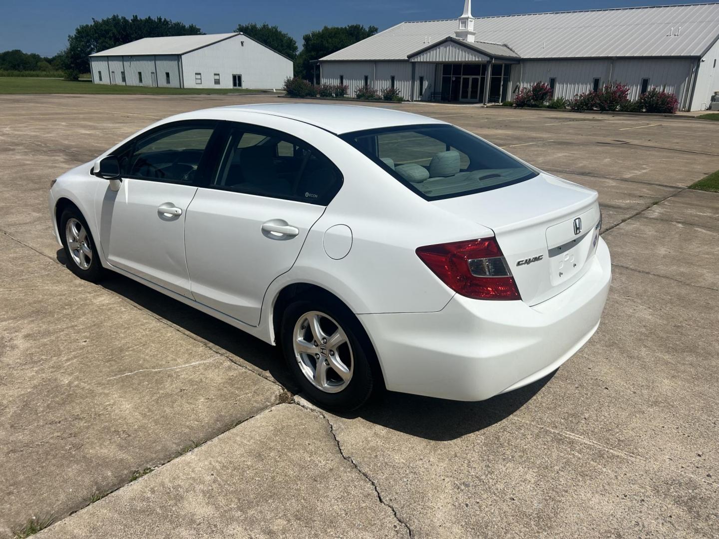 2012 WHITE /Gray Honda Civic CNG Sedan 5-Speed AT (19XFB5F59CE) with an 1.8L L4 SOHC 16V CNG engine, 5-Speed Automatic transmission, located at 17760 Hwy 62, Morris, OK, 74445, (918) 733-4887, 35.609104, -95.877060 - 2012 HONDA CIVIC DEDICATED CNG HAS A 1.8L 4 CYLINDER ENGINE AND IS FWD. HAS KEYLESS REMOTE ENTRY, MANUAL SEATS, POWER LOCKS, POWER MIRRORS, POWER WINDOWS. HAS AM/FM RADIO, CD PLAYER, BLUETOOTH HANDS-FREE CALLING, AUX PORT, USB PORT, CRUISE CONTROL, AND TRACTION CONTROL. 41,890 MILES. 195/65R15 TIRES - Photo#6