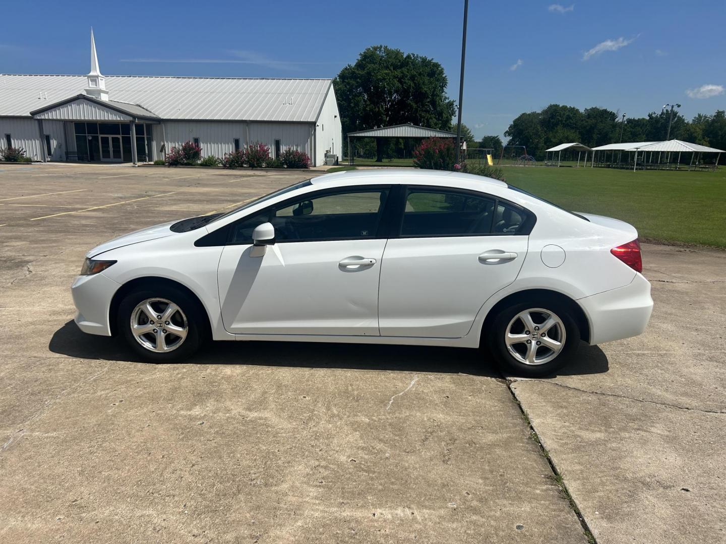 2012 WHITE /Gray Honda Civic CNG Sedan 5-Speed AT (19XFB5F59CE) with an 1.8L L4 SOHC 16V CNG engine, 5-Speed Automatic transmission, located at 17760 Hwy 62, Morris, OK, 74445, (918) 733-4887, 35.609104, -95.877060 - 2012 HONDA CIVIC DEDICATED CNG HAS A 1.8L 4 CYLINDER ENGINE AND IS FWD. HAS KEYLESS REMOTE ENTRY, MANUAL SEATS, POWER LOCKS, POWER MIRRORS, POWER WINDOWS. HAS AM/FM RADIO, CD PLAYER, BLUETOOTH HANDS-FREE CALLING, AUX PORT, USB PORT, CRUISE CONTROL, AND TRACTION CONTROL. 41,890 MILES. 195/65R15 TIRES - Photo#7