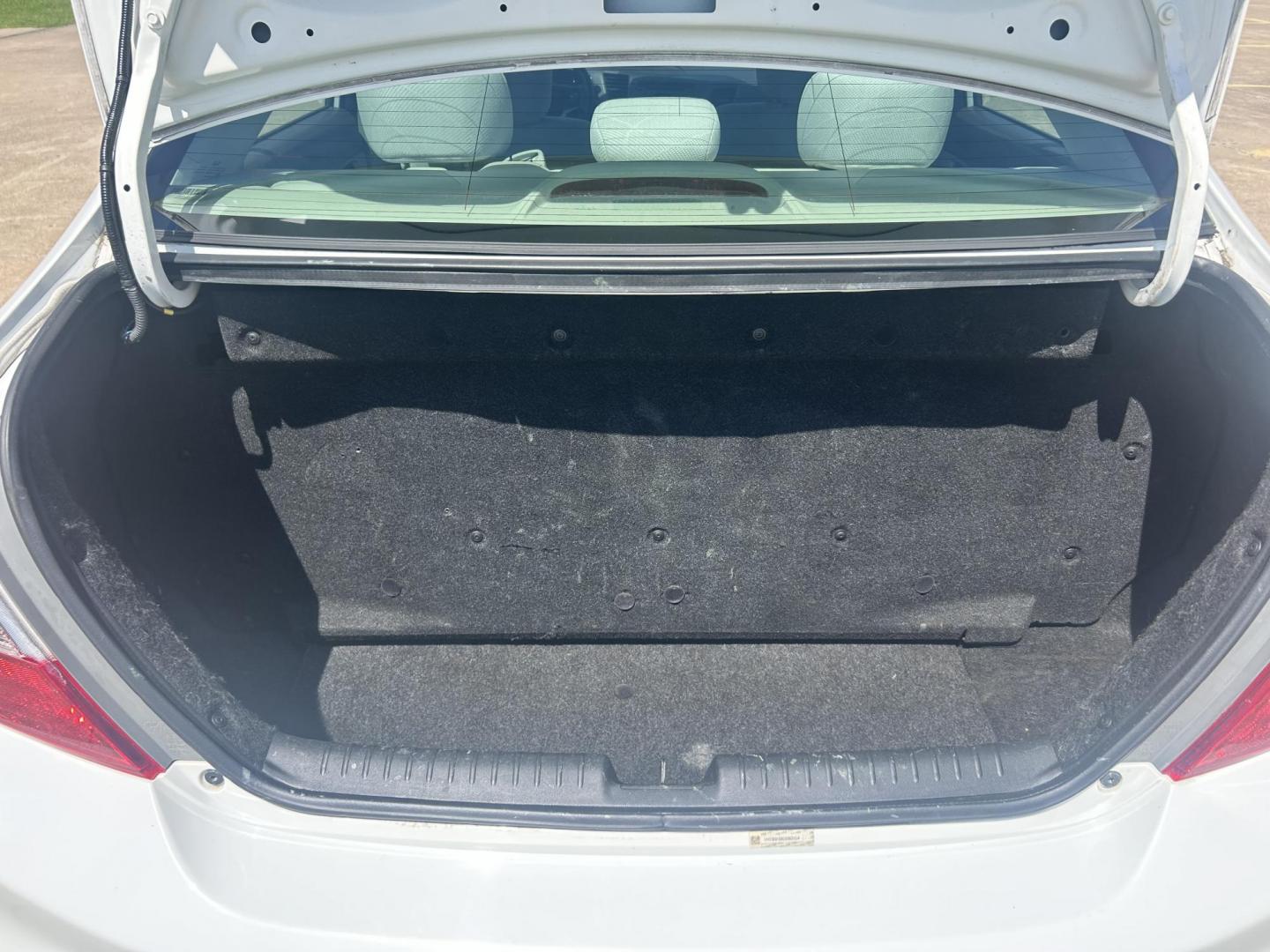 2012 WHITE /Gray Honda Civic CNG Sedan 5-Speed AT (19XFB5F59CE) with an 1.8L L4 SOHC 16V CNG engine, 5-Speed Automatic transmission, located at 17760 Hwy 62, Morris, OK, 74445, (918) 733-4887, 35.609104, -95.877060 - 2012 HONDA CIVIC DEDICATED CNG HAS A 1.8L 4 CYLINDER ENGINE AND IS FWD. HAS KEYLESS REMOTE ENTRY, MANUAL SEATS, POWER LOCKS, POWER MIRRORS, POWER WINDOWS. HAS AM/FM RADIO, CD PLAYER, BLUETOOTH HANDS-FREE CALLING, AUX PORT, USB PORT, CRUISE CONTROL, AND TRACTION CONTROL. 41,890 MILES. 195/65R15 TIRES - Photo#14