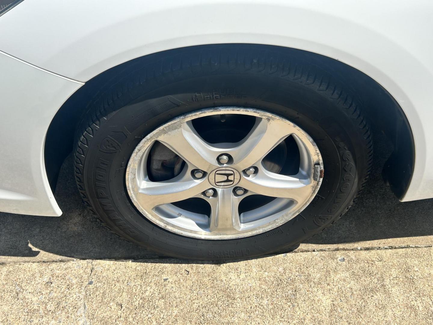 2012 WHITE /Gray Honda Civic CNG Sedan 5-Speed AT (19XFB5F59CE) with an 1.8L L4 SOHC 16V CNG engine, 5-Speed Automatic transmission, located at 17760 Hwy 62, Morris, OK, 74445, (918) 733-4887, 35.609104, -95.877060 - 2012 HONDA CIVIC DEDICATED CNG HAS A 1.8L 4 CYLINDER ENGINE AND IS FWD. HAS KEYLESS REMOTE ENTRY, MANUAL SEATS, POWER LOCKS, POWER MIRRORS, POWER WINDOWS. HAS AM/FM RADIO, CD PLAYER, BLUETOOTH HANDS-FREE CALLING, AUX PORT, USB PORT, CRUISE CONTROL, AND TRACTION CONTROL. 41,890 MILES. 195/65R15 TIRES - Photo#23