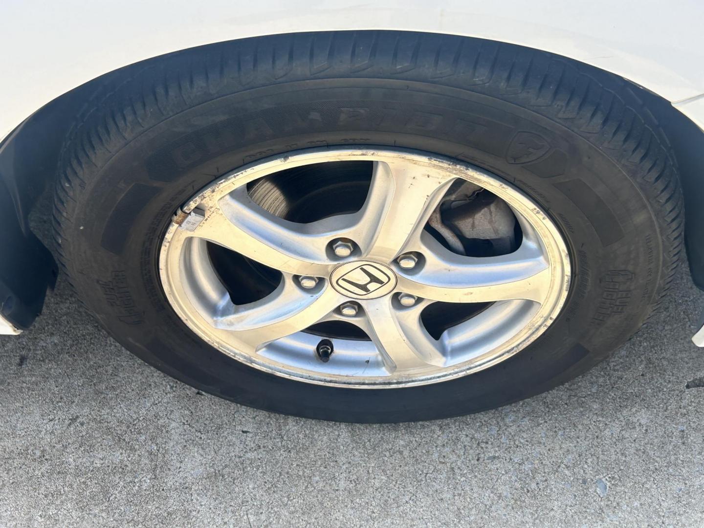 2012 WHITE /Gray Honda Civic CNG Sedan 5-Speed AT (19XFB5F59CE) with an 1.8L L4 SOHC 16V CNG engine, 5-Speed Automatic transmission, located at 17760 Hwy 62, Morris, OK, 74445, (918) 733-4887, 35.609104, -95.877060 - 2012 HONDA CIVIC DEDICATED CNG HAS A 1.8L 4 CYLINDER ENGINE AND IS FWD. HAS KEYLESS REMOTE ENTRY, MANUAL SEATS, POWER LOCKS, POWER MIRRORS, POWER WINDOWS. HAS AM/FM RADIO, CD PLAYER, BLUETOOTH HANDS-FREE CALLING, AUX PORT, USB PORT, CRUISE CONTROL, AND TRACTION CONTROL. 41,890 MILES. 195/65R15 TIRES - Photo#24
