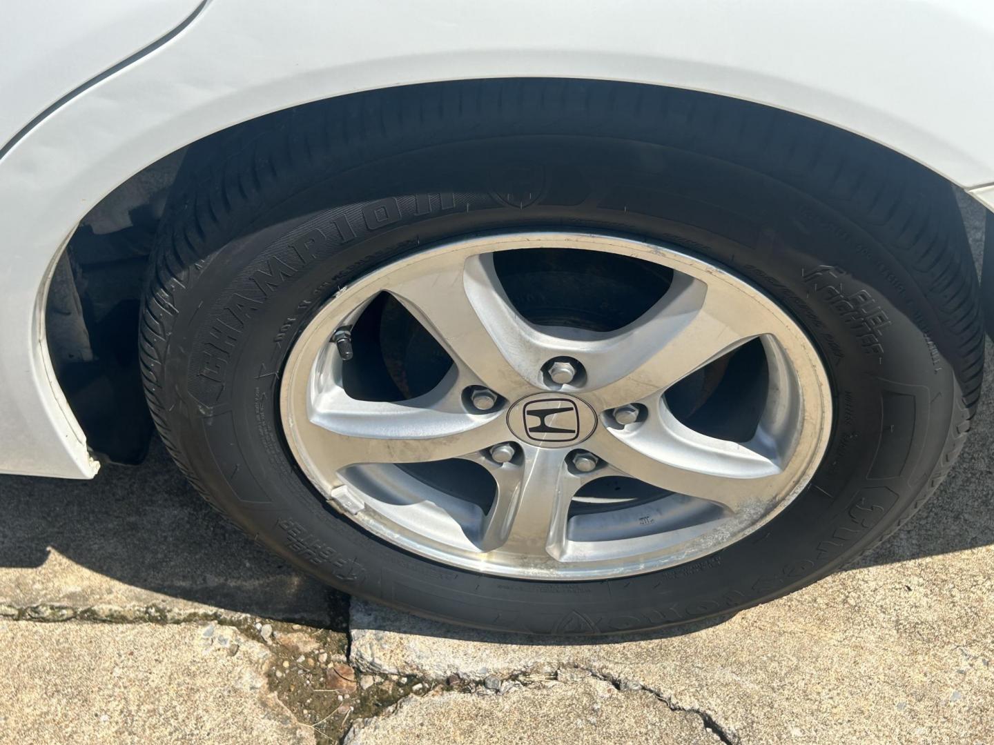 2012 WHITE /Gray Honda Civic CNG Sedan 5-Speed AT (19XFB5F59CE) with an 1.8L L4 SOHC 16V CNG engine, 5-Speed Automatic transmission, located at 17760 Hwy 62, Morris, OK, 74445, (918) 733-4887, 35.609104, -95.877060 - 2012 HONDA CIVIC DEDICATED CNG HAS A 1.8L 4 CYLINDER ENGINE AND IS FWD. HAS KEYLESS REMOTE ENTRY, MANUAL SEATS, POWER LOCKS, POWER MIRRORS, POWER WINDOWS. HAS AM/FM RADIO, CD PLAYER, BLUETOOTH HANDS-FREE CALLING, AUX PORT, USB PORT, CRUISE CONTROL, AND TRACTION CONTROL. 41,890 MILES. 195/65R15 TIRES - Photo#26