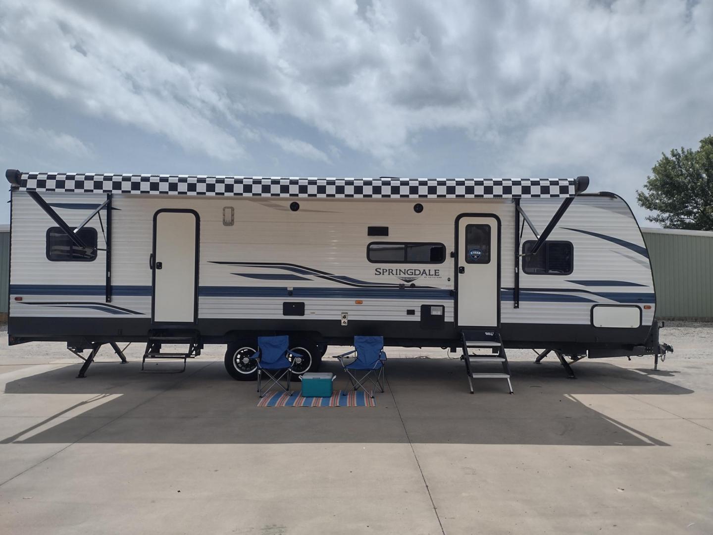 2021 WHITE/BLACK /Gray Keystone SPRINGDALE SG32TH SG32TH (4YDT32T20M3) , located at 17760 Hwy 62, Morris, OK, 74445, 35.609104, -95.877060 - YOUR ADVENTURE AWAITS CHECK OUT THIS 2021 KEYSTONE SPRINGDALE TAILGATOR TOY HAULER SG32TH 36FT OVERALL WITH A 21FT POWER AWNING. IN THE FRONT IS THE BEDROOM WITH A QUEEN SIZE BED, OVERHEAD DOUBLE SHELF, 2 WARDROBE CLOSETS, STORAGE NEXT TO THE BED AND UNDER. IN THE LIVING AND KITCHEN AREA IS THE ENTE - Photo#1