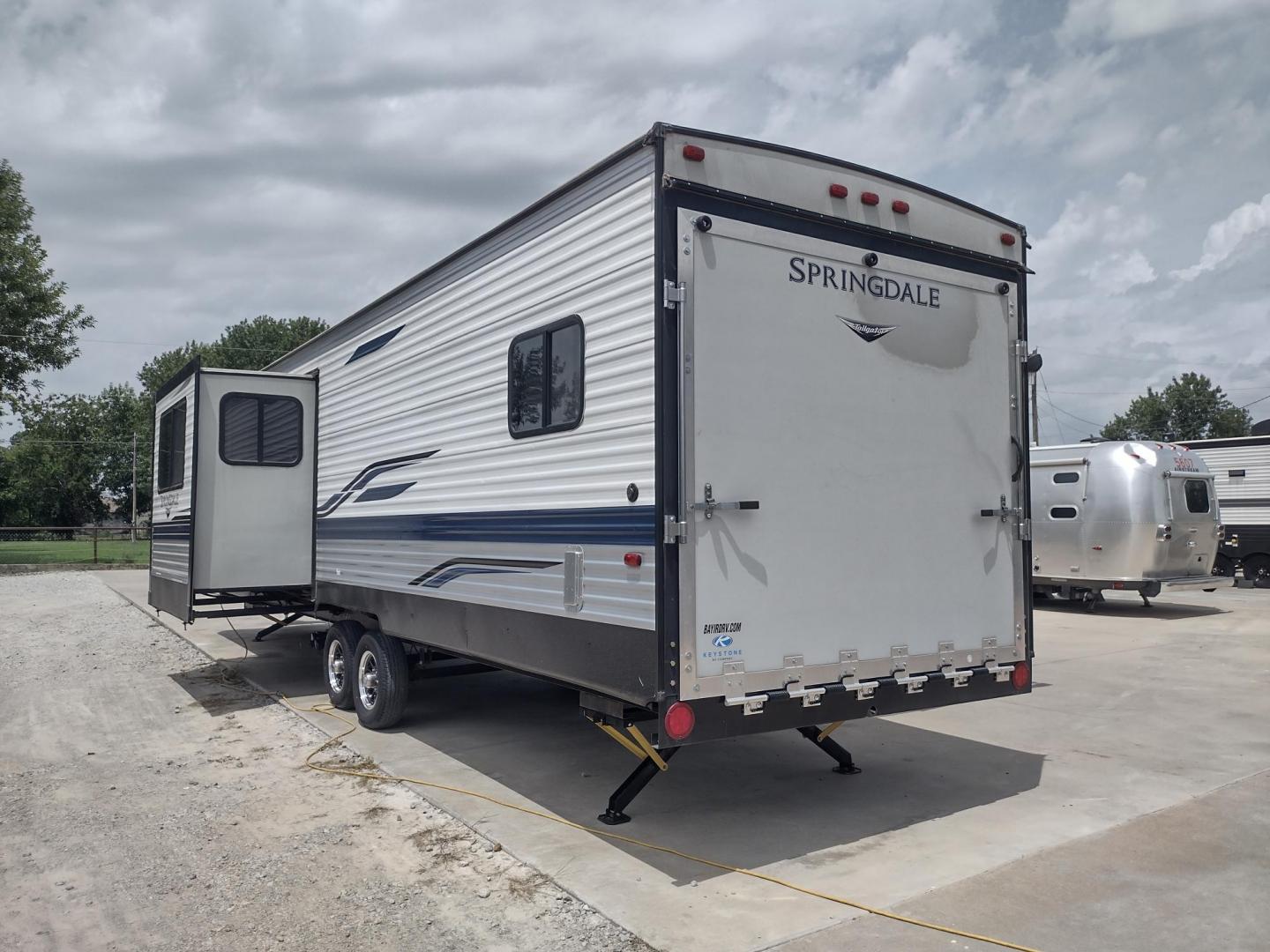 2021 WHITE/BLACK /Gray Keystone SPRINGDALE SG32TH SG32TH (4YDT32T20M3) , located at 17760 Hwy 62, Morris, OK, 74445, 35.609104, -95.877060 - YOUR ADVENTURE AWAITS CHECK OUT THIS 2021 KEYSTONE SPRINGDALE TAILGATOR TOY HAULER SG32TH 36FT OVERALL WITH A 21FT POWER AWNING. IN THE FRONT IS THE BEDROOM WITH A QUEEN SIZE BED, OVERHEAD DOUBLE SHELF, 2 WARDROBE CLOSETS, STORAGE NEXT TO THE BED AND UNDER. IN THE LIVING AND KITCHEN AREA IS THE ENTE - Photo#4