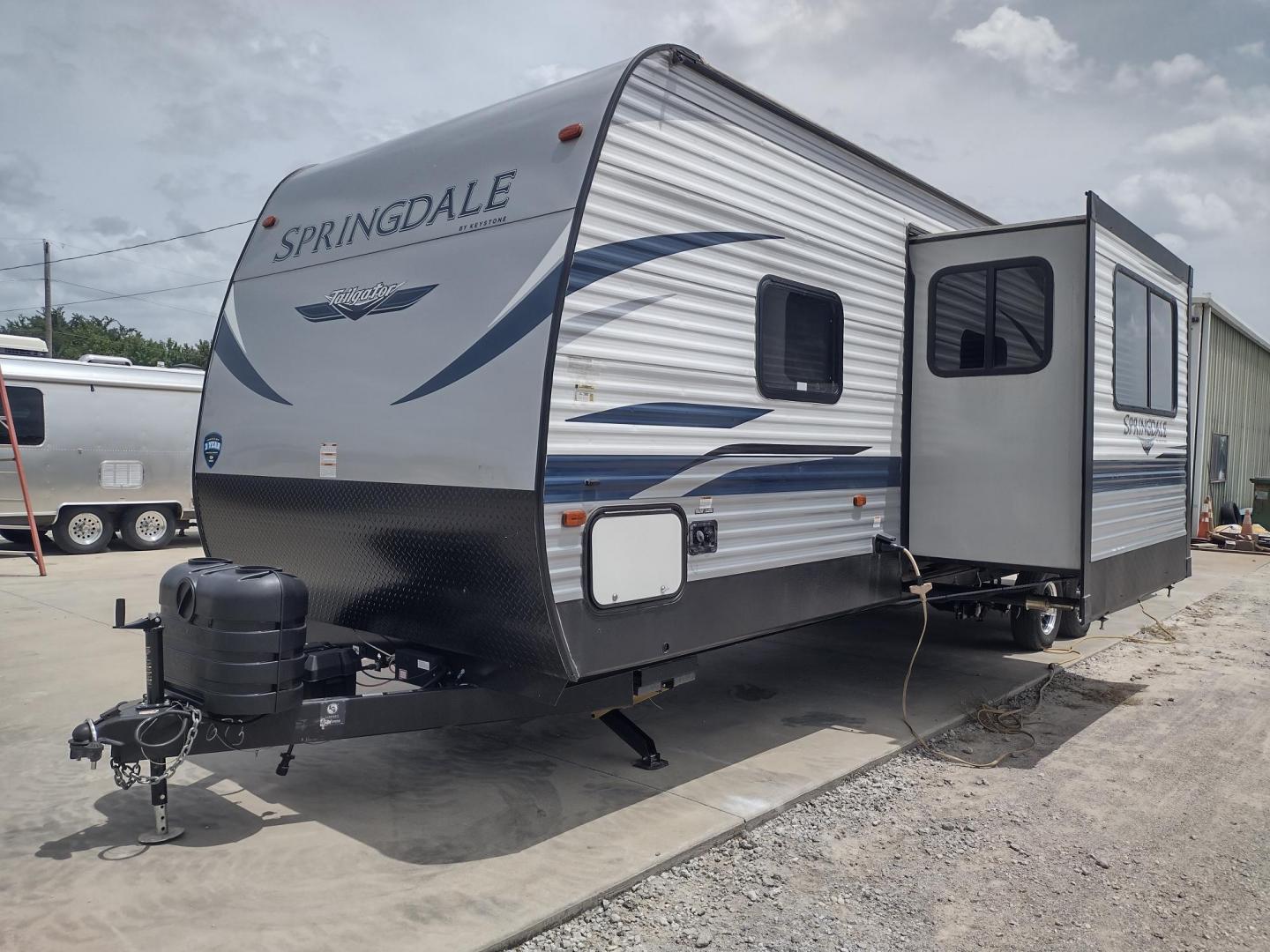 2021 WHITE/BLACK /Gray Keystone SPRINGDALE SG32TH SG32TH (4YDT32T20M3) , located at 17760 Hwy 62, Morris, OK, 74445, 35.609104, -95.877060 - YOUR ADVENTURE AWAITS CHECK OUT THIS 2021 KEYSTONE SPRINGDALE TAILGATOR TOY HAULER SG32TH 36FT OVERALL WITH A 21FT POWER AWNING. IN THE FRONT IS THE BEDROOM WITH A QUEEN SIZE BED, OVERHEAD DOUBLE SHELF, 2 WARDROBE CLOSETS, STORAGE NEXT TO THE BED AND UNDER. IN THE LIVING AND KITCHEN AREA IS THE ENTE - Photo#6