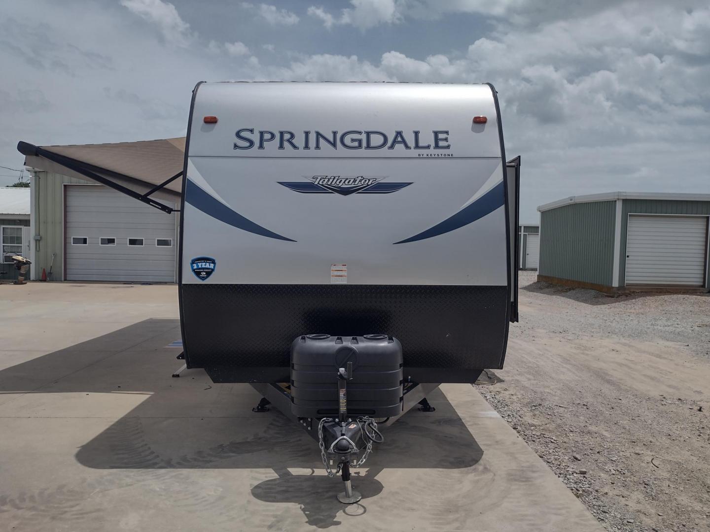 2021 WHITE/BLACK /Gray Keystone SPRINGDALE SG32TH SG32TH (4YDT32T20M3) , located at 17760 Hwy 62, Morris, OK, 74445, 35.609104, -95.877060 - YOUR ADVENTURE AWAITS CHECK OUT THIS 2021 KEYSTONE SPRINGDALE TAILGATOR TOY HAULER SG32TH 36FT OVERALL WITH A 21FT POWER AWNING. IN THE FRONT IS THE BEDROOM WITH A QUEEN SIZE BED, OVERHEAD DOUBLE SHELF, 2 WARDROBE CLOSETS, STORAGE NEXT TO THE BED AND UNDER. IN THE LIVING AND KITCHEN AREA IS THE ENTE - Photo#7