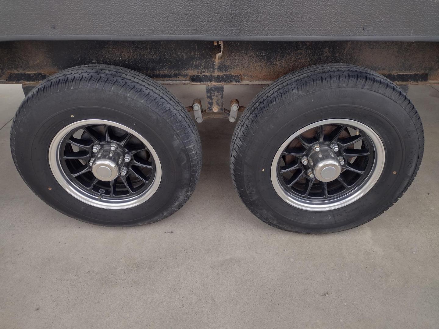 2021 WHITE/BLACK /Gray Keystone SPRINGDALE SG32TH SG32TH (4YDT32T20M3) , located at 17760 Hwy 62, Morris, OK, 74445, 35.609104, -95.877060 - YOUR ADVENTURE AWAITS CHECK OUT THIS 2021 KEYSTONE SPRINGDALE TAILGATOR TOY HAULER SG32TH 36FT OVERALL WITH A 21FT POWER AWNING. IN THE FRONT IS THE BEDROOM WITH A QUEEN SIZE BED, OVERHEAD DOUBLE SHELF, 2 WARDROBE CLOSETS, STORAGE NEXT TO THE BED AND UNDER. IN THE LIVING AND KITCHEN AREA IS THE ENTE - Photo#11