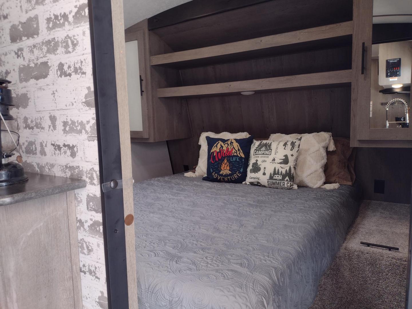 2021 WHITE/BLACK /Gray Keystone SPRINGDALE SG32TH SG32TH (4YDT32T20M3) , located at 17760 Hwy 62, Morris, OK, 74445, 35.609104, -95.877060 - YOUR ADVENTURE AWAITS CHECK OUT THIS 2021 KEYSTONE SPRINGDALE TAILGATOR TOY HAULER SG32TH 36FT OVERALL WITH A 21FT POWER AWNING. IN THE FRONT IS THE BEDROOM WITH A QUEEN SIZE BED, OVERHEAD DOUBLE SHELF, 2 WARDROBE CLOSETS, STORAGE NEXT TO THE BED AND UNDER. IN THE LIVING AND KITCHEN AREA IS THE ENTE - Photo#19