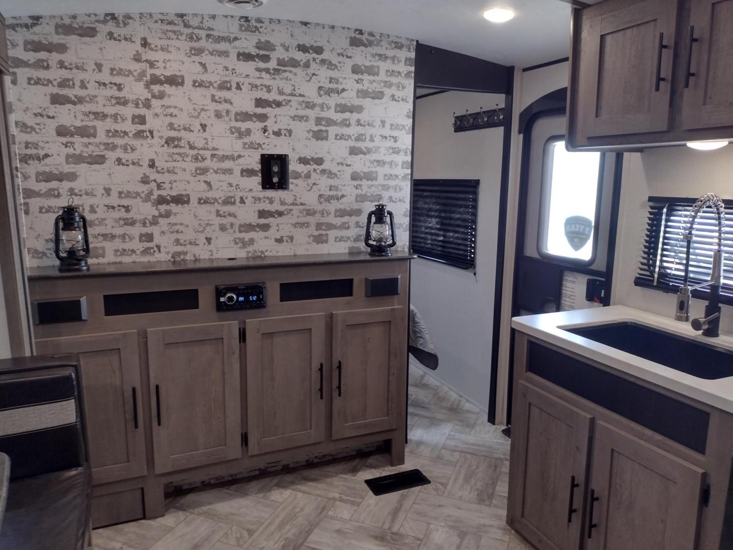 2021 WHITE/BLACK /Gray Keystone SPRINGDALE SG32TH SG32TH (4YDT32T20M3) , located at 17760 Hwy 62, Morris, OK, 74445, 35.609104, -95.877060 - YOUR ADVENTURE AWAITS CHECK OUT THIS 2021 KEYSTONE SPRINGDALE TAILGATOR TOY HAULER SG32TH 36FT OVERALL WITH A 21FT POWER AWNING. IN THE FRONT IS THE BEDROOM WITH A QUEEN SIZE BED, OVERHEAD DOUBLE SHELF, 2 WARDROBE CLOSETS, STORAGE NEXT TO THE BED AND UNDER. IN THE LIVING AND KITCHEN AREA IS THE ENTE - Photo#25