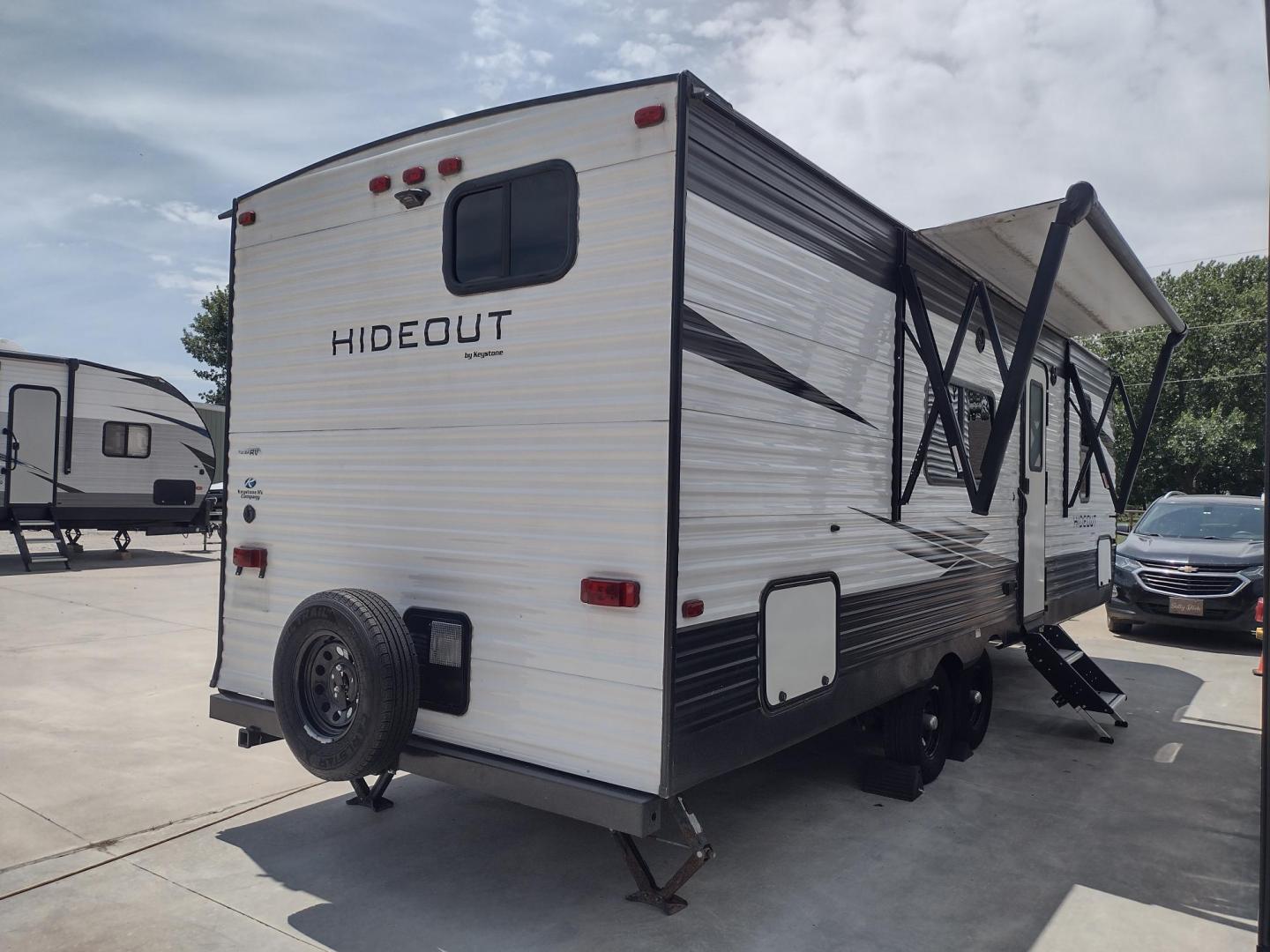 2020 WHITE /Gray Keystone HIDEOUT 262LHS 262LHS (4YDT26225L7) , located at 17760 Hwy 62, Morris, OK, 74445, 35.609104, -95.877060 - CHECK OUT THIS 2020 KEYSTONE HIDEOUT 262LHS 29FT OVERALL WITH 12FT POWER AWNING. IN THE FRONT OF THE CAMPER IS THE QUEEN SIZE BED WITH STORAGE UNDER THE BED, OVERHEAD SHELF, 2 WARDROBE CLOSETS, AND LAUNDRY CHUTE. IN THE LIVING AND KITCHEN AREA IS A VINYL SOFA THAT FOLDS DOWN FOR ADDITIONAL SLEEPING, - Photo#1