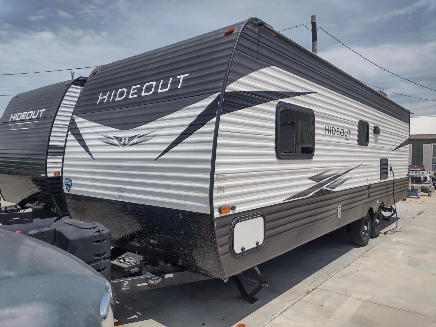 2020 WHITE /Gray Keystone HIDEOUT 262LHS 262LHS (4YDT26225L7) , located at 17760 Hwy 62, Morris, OK, 74445, 35.609104, -95.877060 - CHECK OUT THIS 2020 KEYSTONE HIDEOUT 262LHS 29FT OVERALL WITH 12FT POWER AWNING. IN THE FRONT OF THE CAMPER IS THE QUEEN SIZE BED WITH STORAGE UNDER THE BED, OVERHEAD SHELF, 2 WARDROBE CLOSETS, AND LAUNDRY CHUTE. IN THE LIVING AND KITCHEN AREA IS A VINYL SOFA THAT FOLDS DOWN FOR ADDITIONAL SLEEPING, - Photo#5