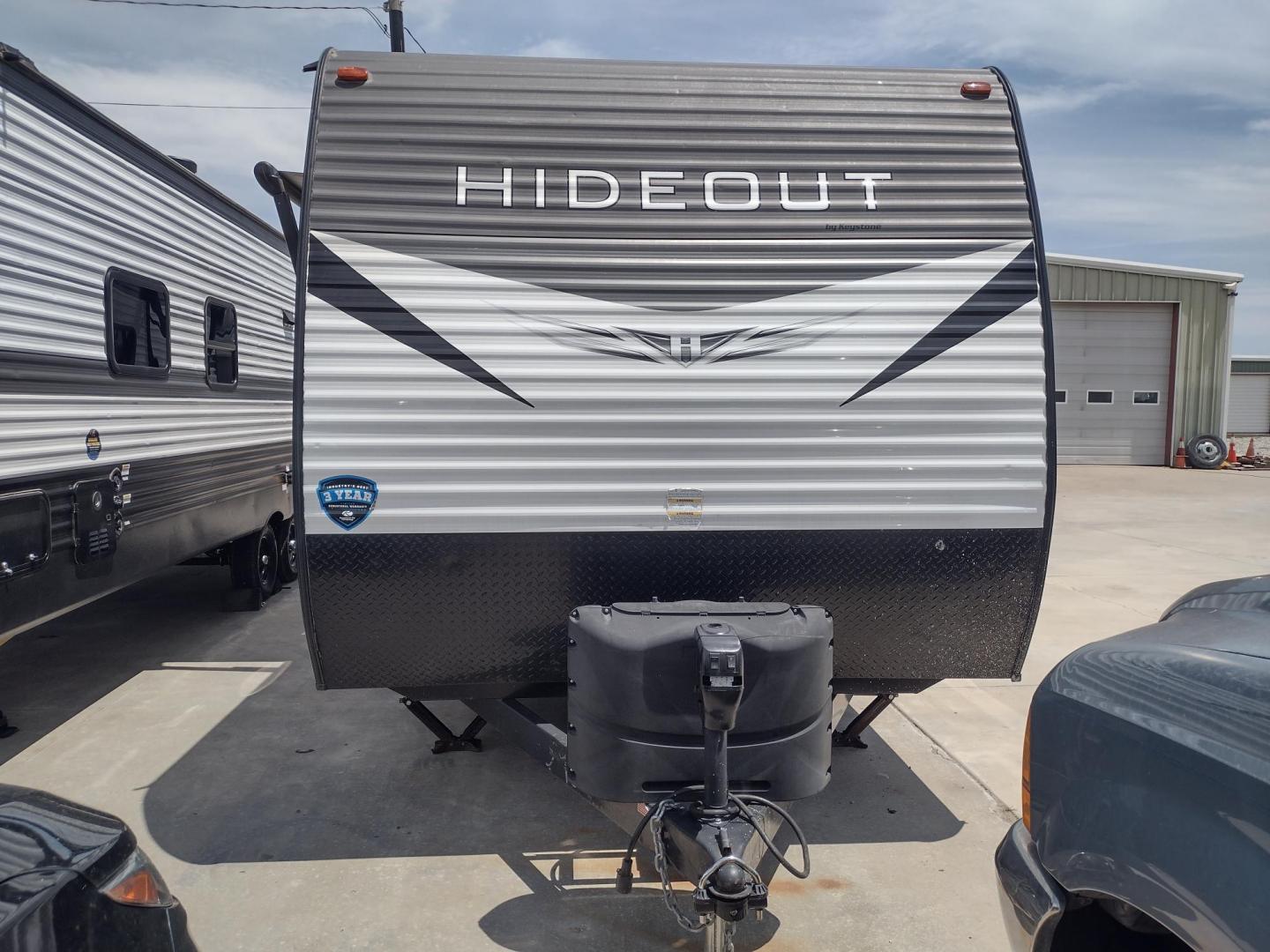 2020 WHITE /Gray Keystone HIDEOUT 262LHS 262LHS (4YDT26225L7) , located at 17760 Hwy 62, Morris, OK, 74445, 35.609104, -95.877060 - CHECK OUT THIS 2020 KEYSTONE HIDEOUT 262LHS 29FT OVERALL WITH 12FT POWER AWNING. IN THE FRONT OF THE CAMPER IS THE QUEEN SIZE BED WITH STORAGE UNDER THE BED, OVERHEAD SHELF, 2 WARDROBE CLOSETS, AND LAUNDRY CHUTE. IN THE LIVING AND KITCHEN AREA IS A VINYL SOFA THAT FOLDS DOWN FOR ADDITIONAL SLEEPING, - Photo#6