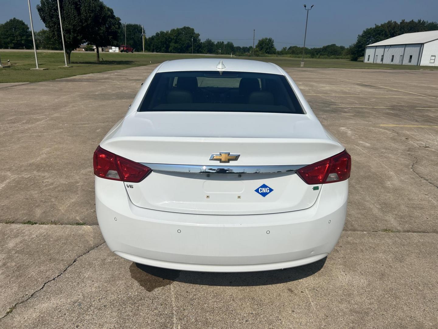 2015 WHITE /Gray Chevrolet Impala (2G1135SN4F9) with an 3.6L V6 DOHC 24V CNG engine, 6A transmission, located at 17760 Hwy 62, Morris, OK, 74445, (918) 733-4887, 35.609104, -95.877060 - 2015 CHEVY IMPALA HAS THE 3.6 V6 ENGINE AND IS FWD. THE IMPALA IS A BI-FUEL CAR THAT RUNS ON BOTH CNG (COMPRESSED NATUAL GAS) OR GASOLINE. THIS CAR FEATURES KEYLESS REMOTE START, KEYLESS REMOTE ENTRY, POWER LOCKS, POWER WINDOWS, POWER SEATS, POWER MIRRORS, AM/FM STEREO, CLOTH SEATS, BACK UP CAMERA, - Photo#5