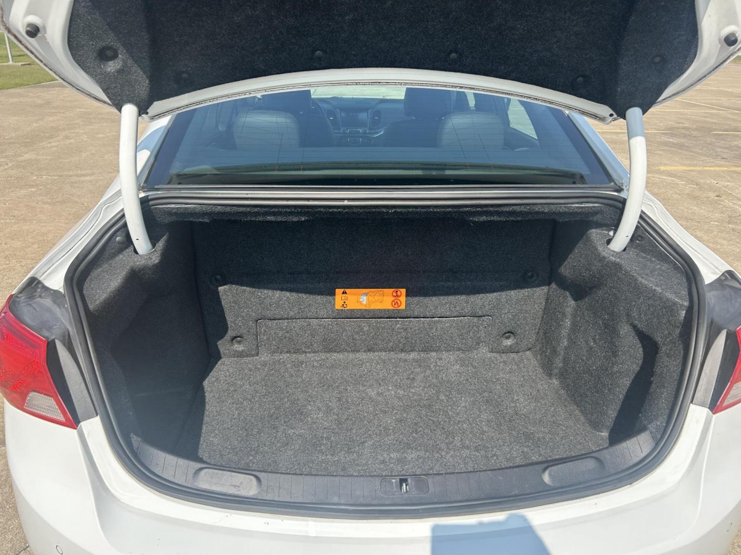 2015 WHITE /Gray Chevrolet Impala (2G1135SN4F9) with an 3.6L V6 DOHC 24V CNG engine, 6A transmission, located at 17760 Hwy 62, Morris, OK, 74445, (918) 733-4887, 35.609104, -95.877060 - 2015 CHEVY IMPALA HAS THE 3.6 V6 ENGINE AND IS FWD. THE IMPALA IS A BI-FUEL CAR THAT RUNS ON BOTH CNG (COMPRESSED NATUAL GAS) OR GASOLINE. THIS CAR FEATURES KEYLESS REMOTE START, KEYLESS REMOTE ENTRY, POWER LOCKS, POWER WINDOWS, POWER SEATS, POWER MIRRORS, AM/FM STEREO, CLOTH SEATS, BACK UP CAMERA, - Photo#18