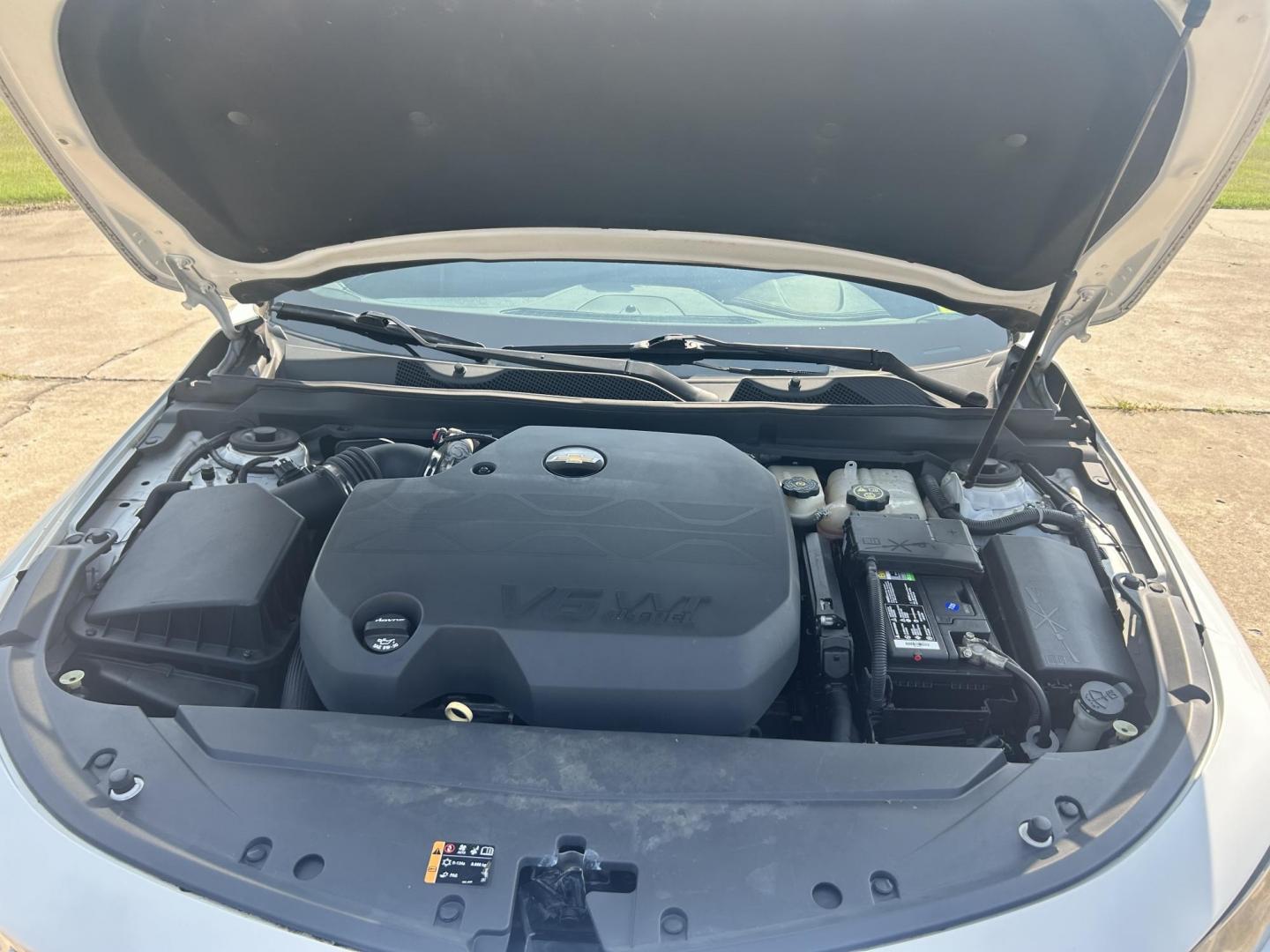 2015 WHITE /Gray Chevrolet Impala (2G1135SN4F9) with an 3.6L V6 DOHC 24V CNG engine, 6A transmission, located at 17760 Hwy 62, Morris, OK, 74445, (918) 733-4887, 35.609104, -95.877060 - 2015 CHEVY IMPALA HAS THE 3.6 V6 ENGINE AND IS FWD. THE IMPALA IS A BI-FUEL CAR THAT RUNS ON BOTH CNG (COMPRESSED NATUAL GAS) OR GASOLINE. THIS CAR FEATURES KEYLESS REMOTE START, KEYLESS REMOTE ENTRY, POWER LOCKS, POWER WINDOWS, POWER SEATS, POWER MIRRORS, AM/FM STEREO, CLOTH SEATS, BACK UP CAMERA, - Photo#21