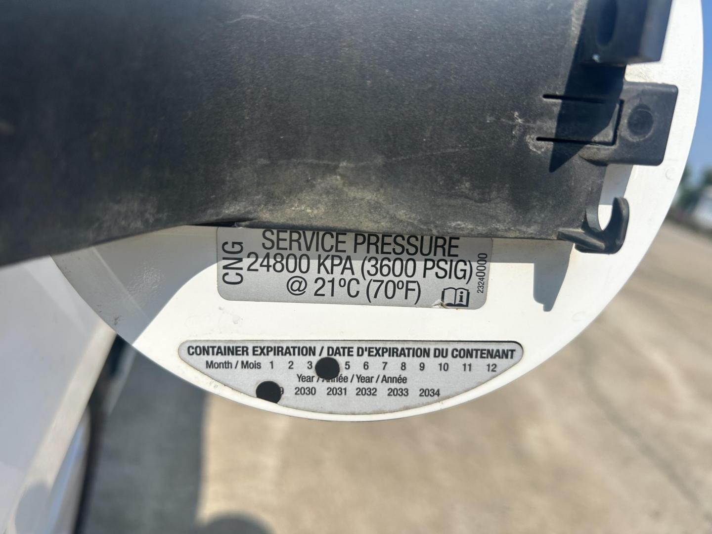 2015 WHITE /Gray Chevrolet Impala (2G1135SN4F9) with an 3.6L V6 DOHC 24V CNG engine, 6A transmission, located at 17760 Hwy 62, Morris, OK, 74445, (918) 733-4887, 35.609104, -95.877060 - 2015 CHEVY IMPALA HAS THE 3.6 V6 ENGINE AND IS FWD. THE IMPALA IS A BI-FUEL CAR THAT RUNS ON BOTH CNG (COMPRESSED NATUAL GAS) OR GASOLINE. THIS CAR FEATURES KEYLESS REMOTE START, KEYLESS REMOTE ENTRY, POWER LOCKS, POWER WINDOWS, POWER SEATS, POWER MIRRORS, AM/FM STEREO, CLOTH SEATS, BACK UP CAMERA, - Photo#20