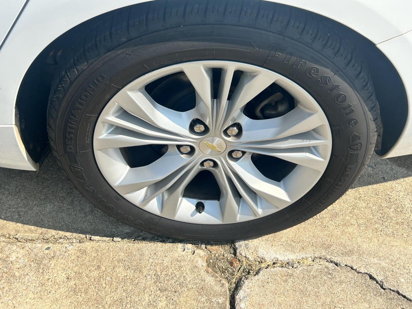 2015 WHITE /Gray Chevrolet Impala (2G1135SN4F9) with an 3.6L V6 DOHC 24V CNG engine, 6A transmission, located at 17760 Hwy 62, Morris, OK, 74445, (918) 733-4887, 35.609104, -95.877060 - 2015 CHEVY IMPALA HAS THE 3.6 V6 ENGINE AND IS FWD. THE IMPALA IS A BI-FUEL CAR THAT RUNS ON BOTH CNG (COMPRESSED NATUAL GAS) OR GASOLINE. THIS CAR FEATURES KEYLESS REMOTE START, KEYLESS REMOTE ENTRY, POWER LOCKS, POWER WINDOWS, POWER SEATS, POWER MIRRORS, AM/FM STEREO, CLOTH SEATS, BACK UP CAMERA, - Photo#28
