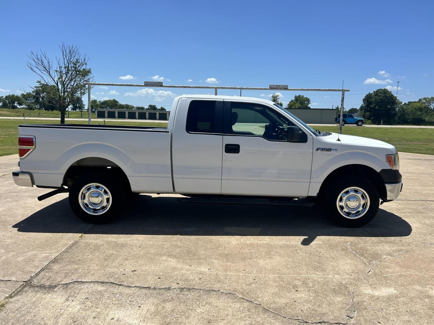 2014 WHITE /Gray Ford F-150 (1FTEX1EM9EK) with an 3.7L V6 DOHC 24V engine, 6-Speed Automatic transmission, located at 17760 Hwy 62, Morris, OK, 74445, (918) 733-4887, 35.609104, -95.877060 - 2014 FORD F-150 EXTENDED CAB. 4WD 3.7L V6 BI-FUEL SYSTEM RUNS ON CNG OR GASOLINE. FEATURES KEYLESS REMOTE ENTRY, POWER LOCKS, POWER WINDOWS, AM/FM STEREO, SIRIUS XM STEREO, CD PLAYER, AUXILLARY PORT, BACKUP CAMERA, CRUISE CONTROL, TRACTION CONTROL, MULTI-FUNCTIONING STEERING WHEEL CONTROLS, AND TRA - Photo#3