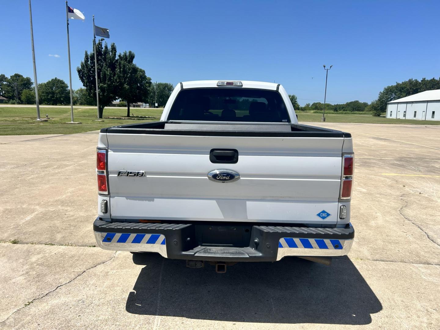 2014 WHITE /Gray Ford F-150 (1FTEX1EM9EK) with an 3.7L V6 DOHC 24V engine, 6-Speed Automatic transmission, located at 17760 Hwy 62, Morris, OK, 74445, (918) 733-4887, 35.609104, -95.877060 - 2014 FORD F-150 EXTENDED CAB. 4WD 3.7L V6 BI-FUEL SYSTEM RUNS ON CNG OR GASOLINE. FEATURES KEYLESS REMOTE ENTRY, POWER LOCKS, POWER WINDOWS, AM/FM STEREO, SIRIUS XM STEREO, CD PLAYER, AUXILLARY PORT, BACKUP CAMERA, CRUISE CONTROL, TRACTION CONTROL, MULTI-FUNCTIONING STEERING WHEEL CONTROLS, AND TRA - Photo#5