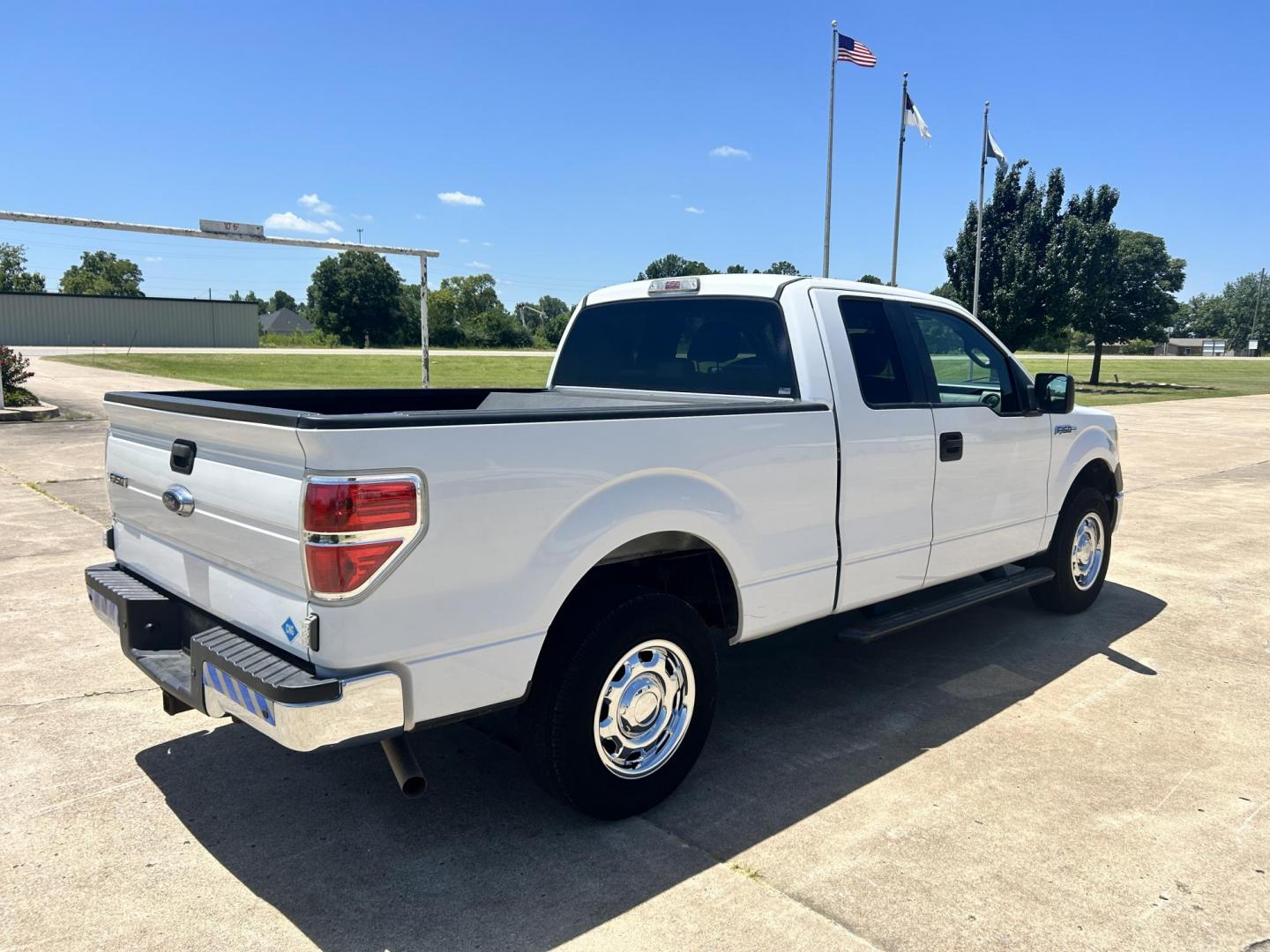 2014 WHITE /Gray Ford F-150 (1FTEX1EM9EK) with an 3.7L V6 DOHC 24V engine, 6-Speed Automatic transmission, located at 17760 Hwy 62, Morris, OK, 74445, (918) 733-4887, 35.609104, -95.877060 - 2014 FORD F-150 EXTENDED CAB. 4WD 3.7L V6 BI-FUEL SYSTEM RUNS ON CNG OR GASOLINE. FEATURES KEYLESS REMOTE ENTRY, POWER LOCKS, POWER WINDOWS, AM/FM STEREO, SIRIUS XM STEREO, CD PLAYER, AUXILLARY PORT, BACKUP CAMERA, CRUISE CONTROL, TRACTION CONTROL, MULTI-FUNCTIONING STEERING WHEEL CONTROLS, AND TRA - Photo#4