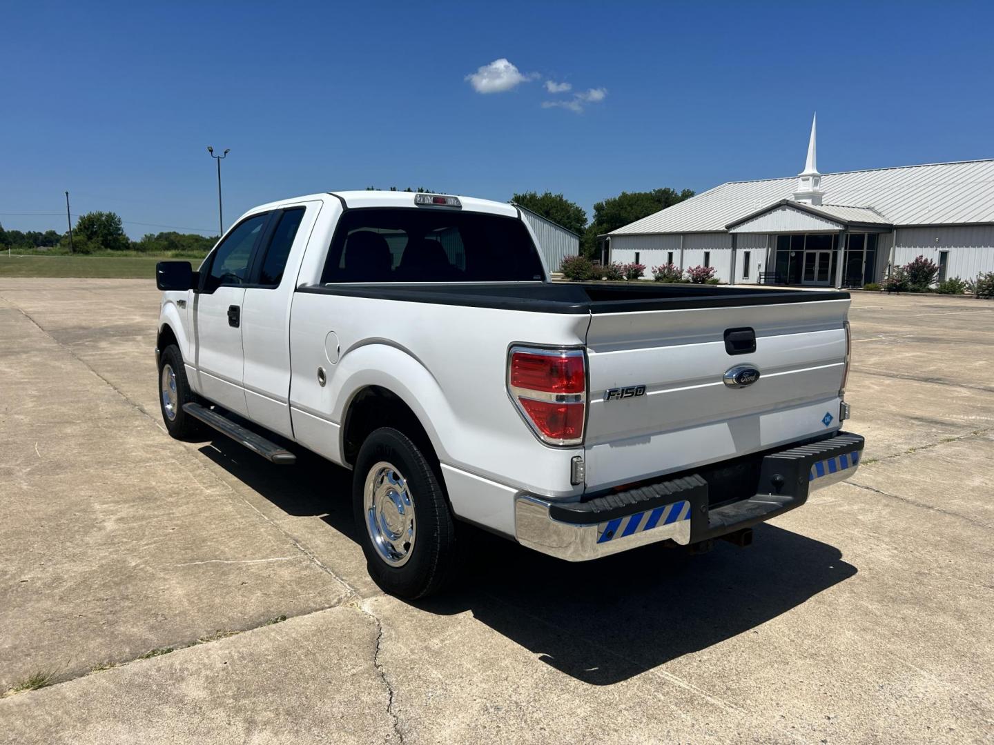 2014 WHITE /Gray Ford F-150 (1FTEX1EM9EK) with an 3.7L V6 DOHC 24V engine, 6-Speed Automatic transmission, located at 17760 Hwy 62, Morris, OK, 74445, (918) 733-4887, 35.609104, -95.877060 - 2014 FORD F-150 EXTENDED CAB. 4WD 3.7L V6 BI-FUEL SYSTEM RUNS ON CNG OR GASOLINE. FEATURES KEYLESS REMOTE ENTRY, POWER LOCKS, POWER WINDOWS, AM/FM STEREO, SIRIUS XM STEREO, CD PLAYER, AUXILLARY PORT, BACKUP CAMERA, CRUISE CONTROL, TRACTION CONTROL, MULTI-FUNCTIONING STEERING WHEEL CONTROLS, AND TRA - Photo#6