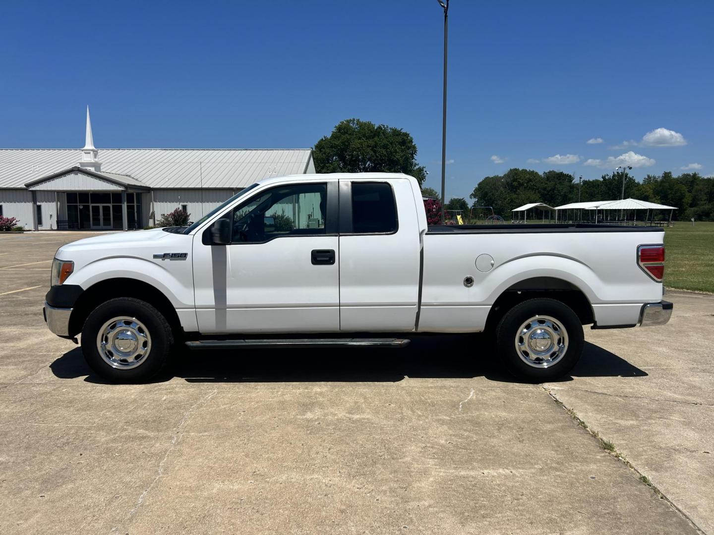 2014 WHITE /Gray Ford F-150 (1FTEX1EM9EK) with an 3.7L V6 DOHC 24V engine, 6-Speed Automatic transmission, located at 17760 Hwy 62, Morris, OK, 74445, (918) 733-4887, 35.609104, -95.877060 - 2014 FORD F-150 EXTENDED CAB. 4WD 3.7L V6 BI-FUEL SYSTEM RUNS ON CNG OR GASOLINE. FEATURES KEYLESS REMOTE ENTRY, POWER LOCKS, POWER WINDOWS, AM/FM STEREO, SIRIUS XM STEREO, CD PLAYER, AUXILLARY PORT, BACKUP CAMERA, CRUISE CONTROL, TRACTION CONTROL, MULTI-FUNCTIONING STEERING WHEEL CONTROLS, AND TRA - Photo#7