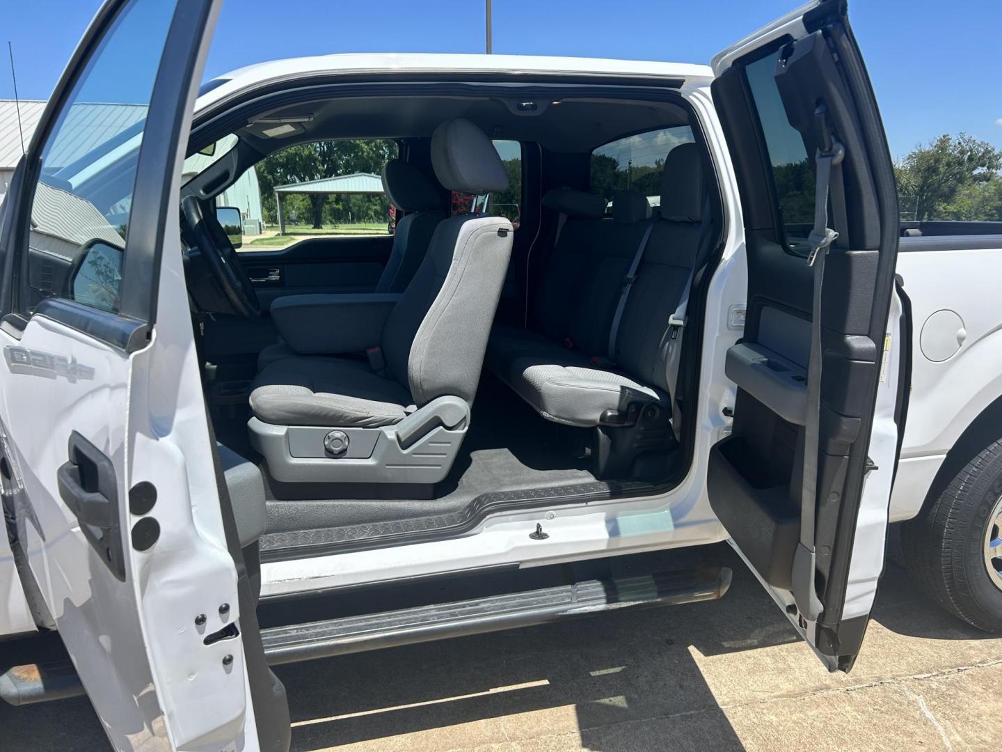 2014 WHITE /Gray Ford F-150 (1FTEX1EM9EK) with an 3.7L V6 DOHC 24V engine, 6-Speed Automatic transmission, located at 17760 Hwy 62, Morris, OK, 74445, (918) 733-4887, 35.609104, -95.877060 - 2014 FORD F-150 EXTENDED CAB. 4WD 3.7L V6 BI-FUEL SYSTEM RUNS ON CNG OR GASOLINE. FEATURES KEYLESS REMOTE ENTRY, POWER LOCKS, POWER WINDOWS, AM/FM STEREO, SIRIUS XM STEREO, CD PLAYER, AUXILLARY PORT, BACKUP CAMERA, CRUISE CONTROL, TRACTION CONTROL, MULTI-FUNCTIONING STEERING WHEEL CONTROLS, AND TRA - Photo#17