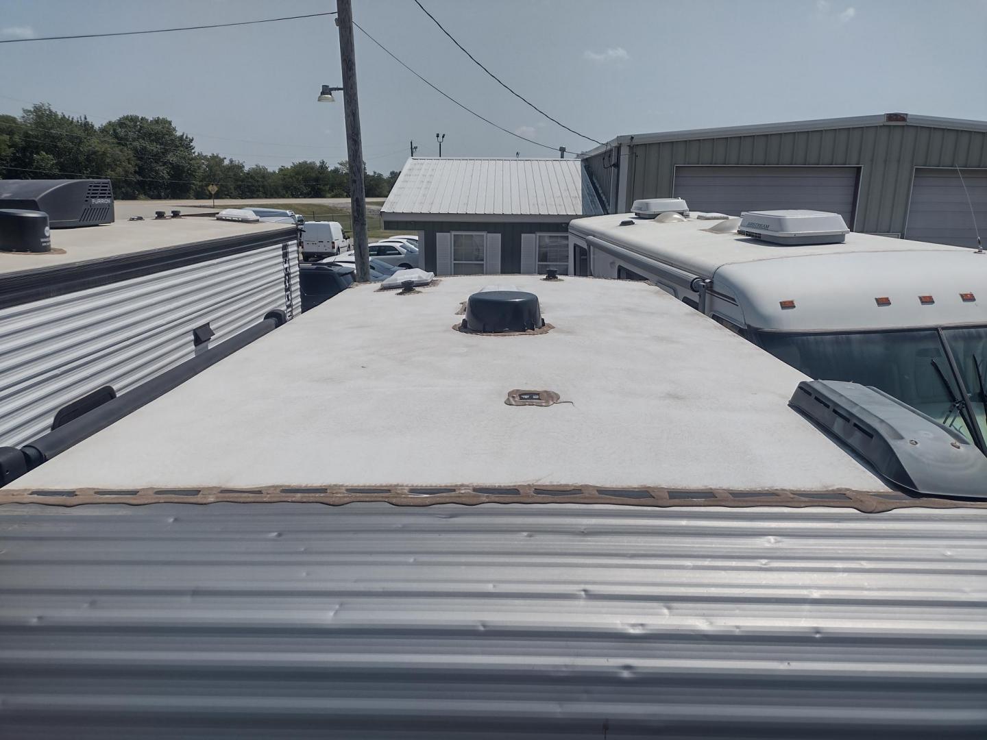 2022 WHITE /TAN Keystone COLEMAN 17B 17B (4YDTCMG17NJ) , located at 17760 Hwy 62, Morris, OK, 74445, 35.609104, -95.877060 - CHECK OUT THIS 2022 KEYSTONE COLEMAN DUTCHMEN 17B 21FT OVERALL WITH 8FT POWER AWNING. HAS QUEEN SIZE BED WITH OVERHEAD SHELF AND STORAGE UNDER BED. IN THE LIVING AND KITCHEN AREA IS A L-SHAPED DINETTE WITH STORAGE UNDER SEATS, OVERHEAD CABINETS, SINGLE SINK, 2 BURNER STOVE (NO OVEN), OVERHEAD CABIN - Photo#5