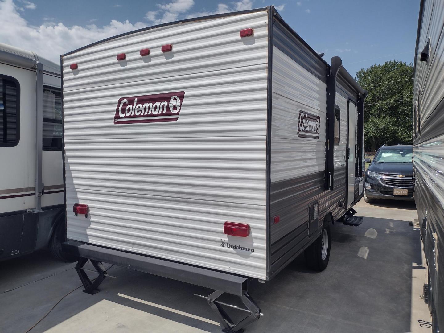 2022 WHITE /TAN Keystone COLEMAN 17B 17B (4YDTCMG17NJ) , located at 17760 Hwy 62, Morris, OK, 74445, 35.609104, -95.877060 - CHECK OUT THIS 2022 KEYSTONE COLEMAN DUTCHMEN 17B 21FT OVERALL WITH 8FT POWER AWNING. HAS QUEEN SIZE BED WITH OVERHEAD SHELF AND STORAGE UNDER BED. IN THE LIVING AND KITCHEN AREA IS A L-SHAPED DINETTE WITH STORAGE UNDER SEATS, OVERHEAD CABINETS, SINGLE SINK, 2 BURNER STOVE (NO OVEN), OVERHEAD CABIN - Photo#1
