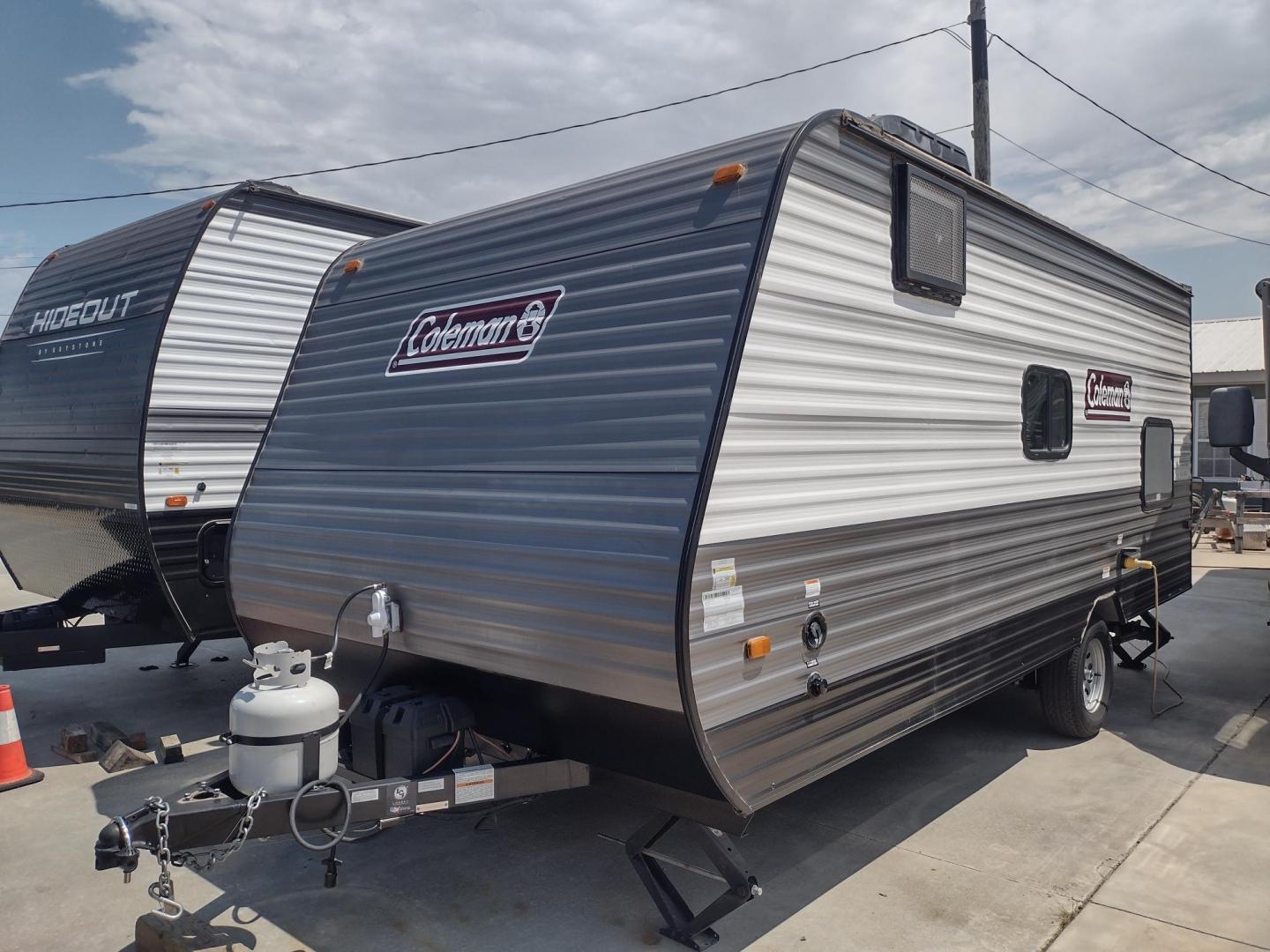 2022 WHITE /TAN Keystone COLEMAN 17B 17B (4YDTCMG17NJ) , located at 17760 Hwy 62, Morris, OK, 74445, 35.609104, -95.877060 - CHECK OUT THIS 2022 KEYSTONE COLEMAN DUTCHMEN 17B 21FT OVERALL WITH 8FT POWER AWNING. HAS QUEEN SIZE BED WITH OVERHEAD SHELF AND STORAGE UNDER BED. IN THE LIVING AND KITCHEN AREA IS A L-SHAPED DINETTE WITH STORAGE UNDER SEATS, OVERHEAD CABINETS, SINGLE SINK, 2 BURNER STOVE (NO OVEN), OVERHEAD CABIN - Photo#3