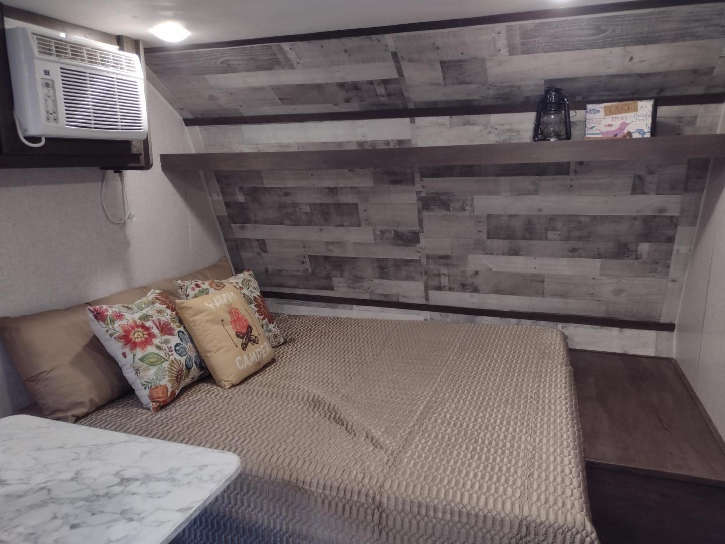 2022 WHITE /TAN Keystone COLEMAN 17B 17B (4YDTCMG17NJ) , located at 17760 Hwy 62, Morris, OK, 74445, 35.609104, -95.877060 - CHECK OUT THIS 2022 KEYSTONE COLEMAN DUTCHMEN 17B 21FT OVERALL WITH 8FT POWER AWNING. HAS QUEEN SIZE BED WITH OVERHEAD SHELF AND STORAGE UNDER BED. IN THE LIVING AND KITCHEN AREA IS A L-SHAPED DINETTE WITH STORAGE UNDER SEATS, OVERHEAD CABINETS, SINGLE SINK, 2 BURNER STOVE (NO OVEN), OVERHEAD CABIN - Photo#9