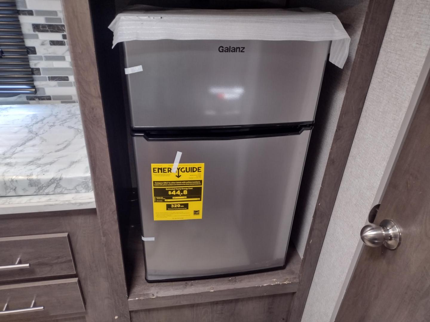 2022 WHITE /TAN Keystone COLEMAN 17B 17B (4YDTCMG17NJ) , located at 17760 Hwy 62, Morris, OK, 74445, 35.609104, -95.877060 - CHECK OUT THIS 2022 KEYSTONE COLEMAN DUTCHMEN 17B 21FT OVERALL WITH 8FT POWER AWNING. HAS QUEEN SIZE BED WITH OVERHEAD SHELF AND STORAGE UNDER BED. IN THE LIVING AND KITCHEN AREA IS A L-SHAPED DINETTE WITH STORAGE UNDER SEATS, OVERHEAD CABINETS, SINGLE SINK, 2 BURNER STOVE (NO OVEN), OVERHEAD CABIN - Photo#14